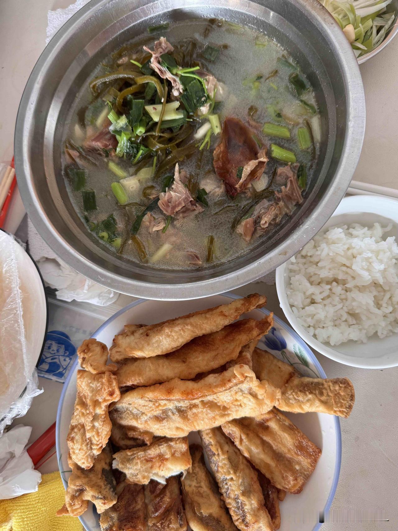 吃早饭，看世界杯。
今天的早餐吃得有点爽，
主食：大米饭，
菜：炸鱼，有5条是前