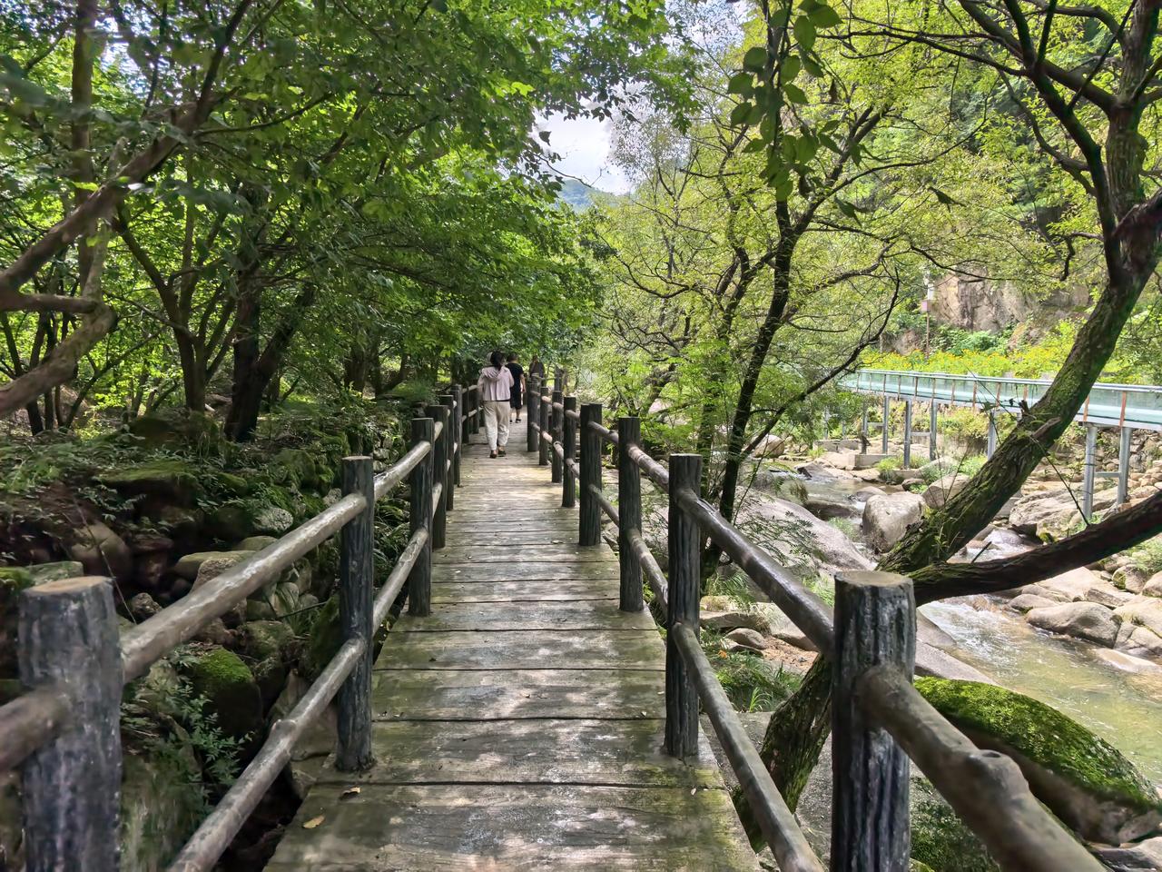 以前关系特别好的老同学，这次碰面反倒全程聊不到一块儿去。
张口闭口三句话不离自家