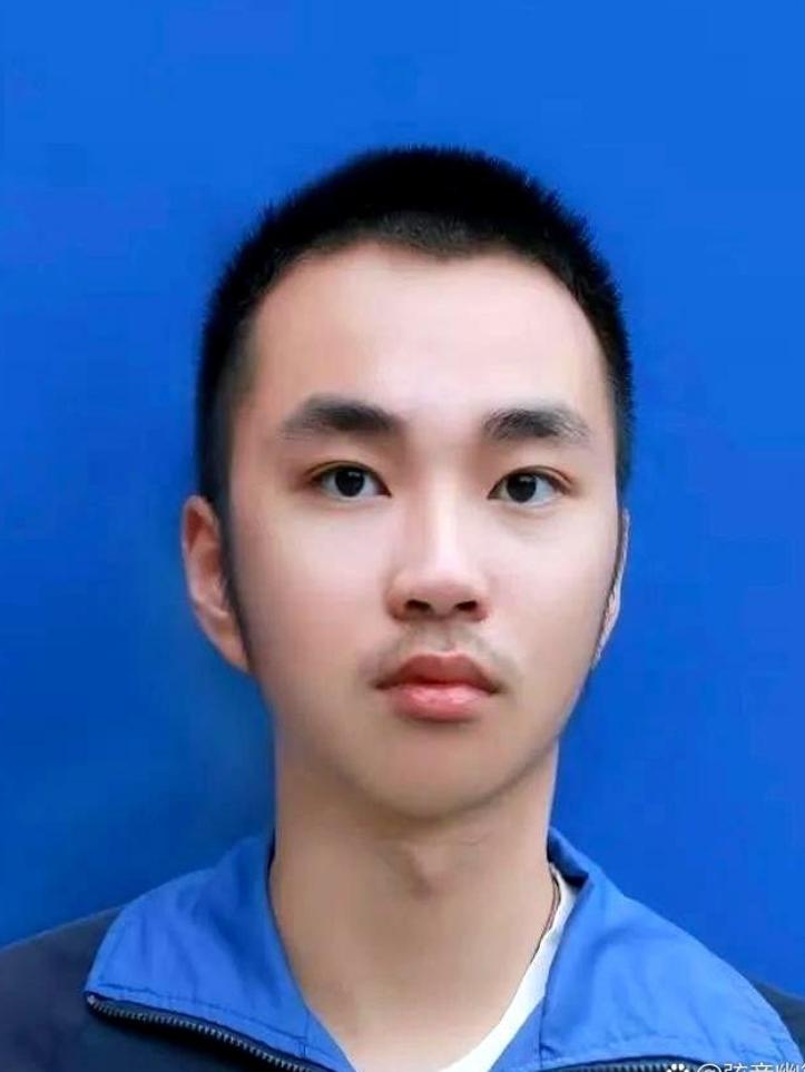 太励志！江西农村少年高考703分裸分封神，清北连夜争抢
 
真正的寒门贵子现世！