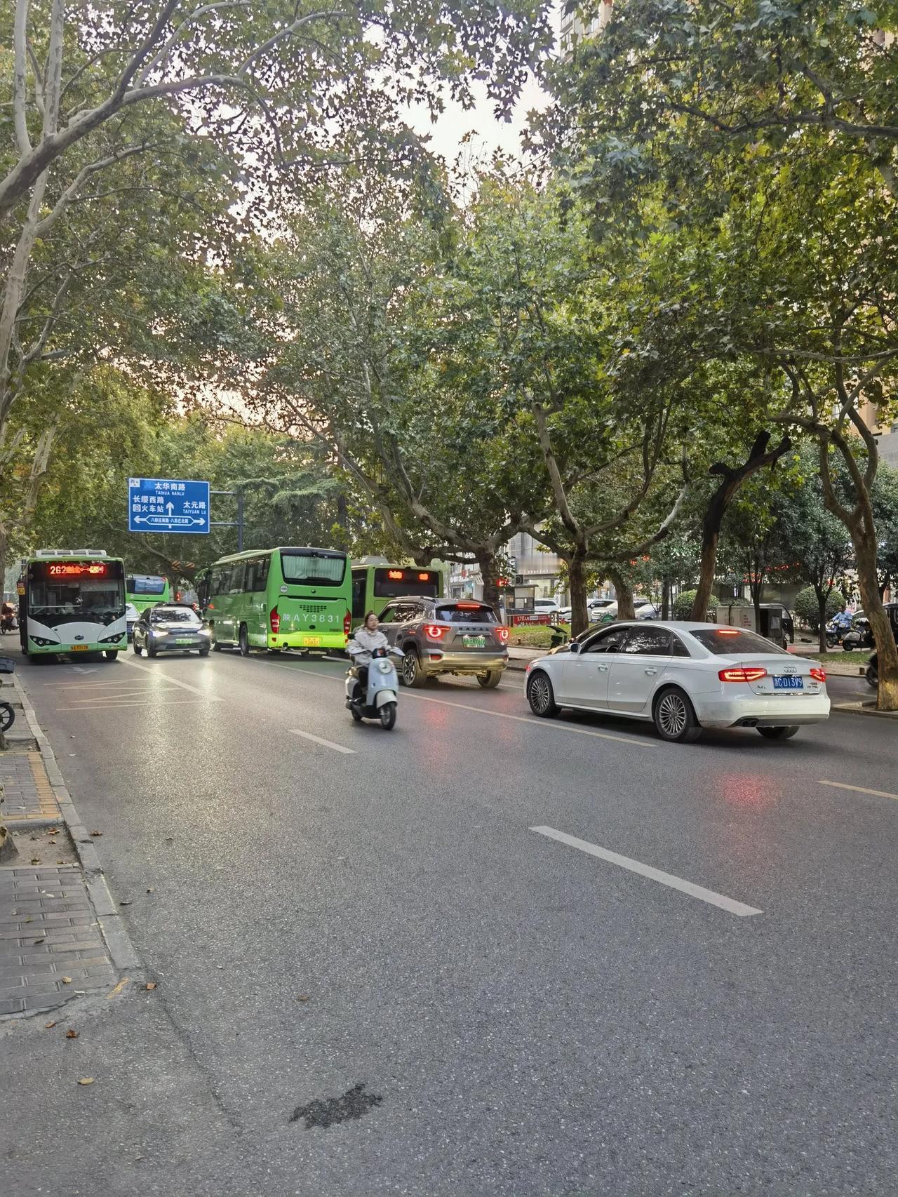 强烈呼吁，西安市尽快启动含元路拓宽改造工程，从根本上解决拥堵路段的问题，方便含元