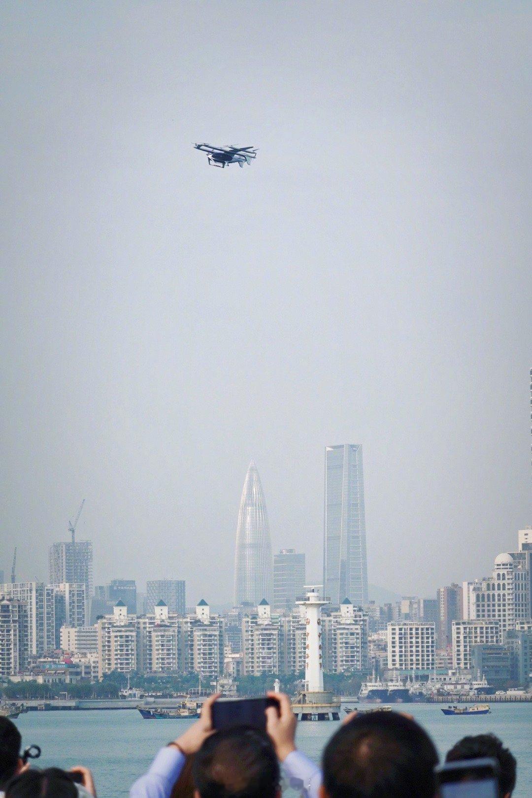 今天下午5点，全球首次eVTOL（载人电动垂直起降飞行器）跨海跨城飞行演示在大湾