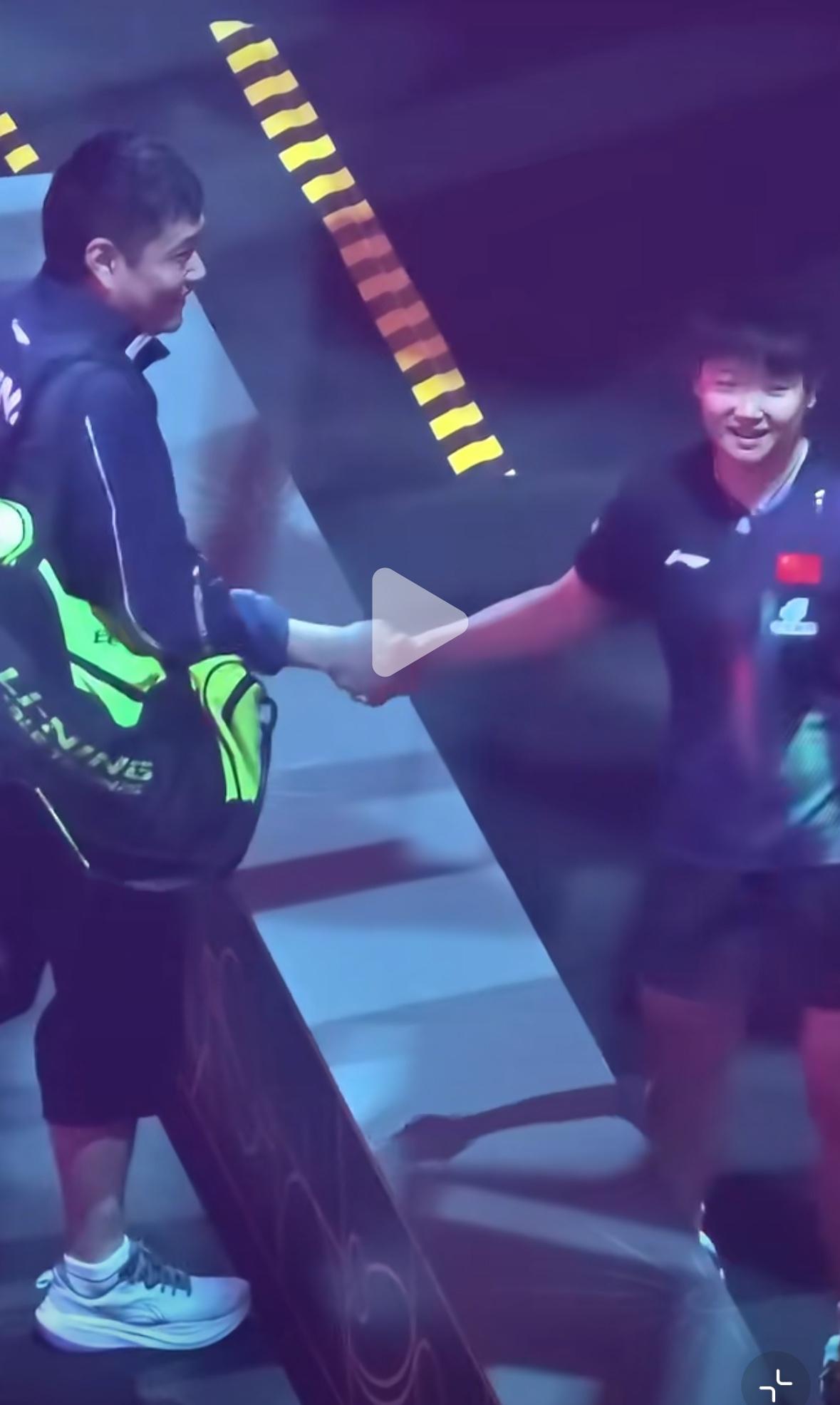 孙颖莎夺冠后和师父邱贻可握手庆祝胜利，这一刻太美好！
孙颖莎夺冠后，邱贻可一直等