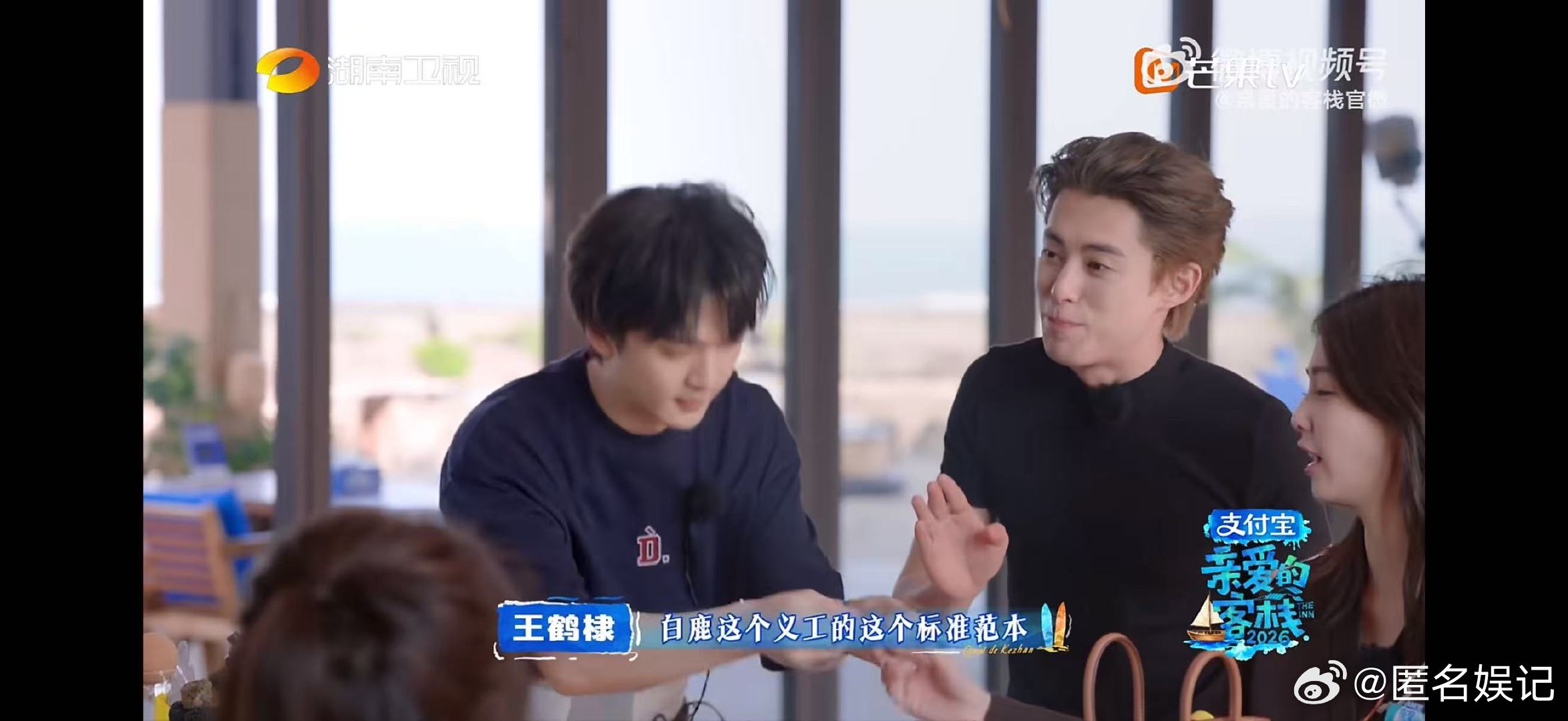 白鹿一声义工一生义工亲爱的客栈白鹿在客栈默默付出，温柔又细心，当之无愧的义工典范