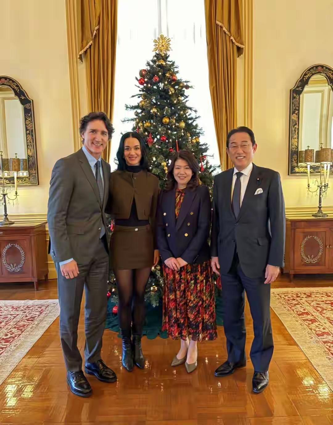 拍照真得讲究角度，看第1张相片特鲁多显得多么年轻潇洒，但第2张相片就显得苍老了。