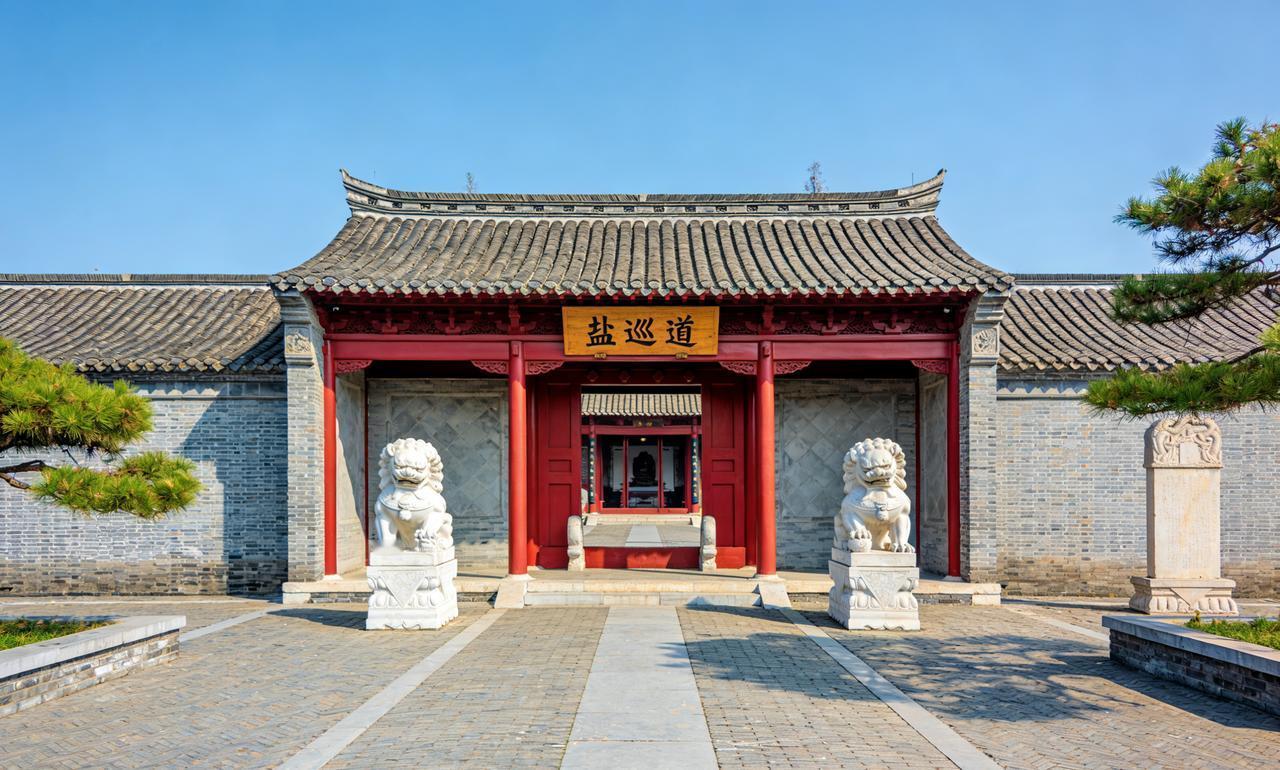 南京盐巡道的衙门外面，有一个卖帖子的，席地而坐，面前铺了一大张出卖帖子的诉词，上