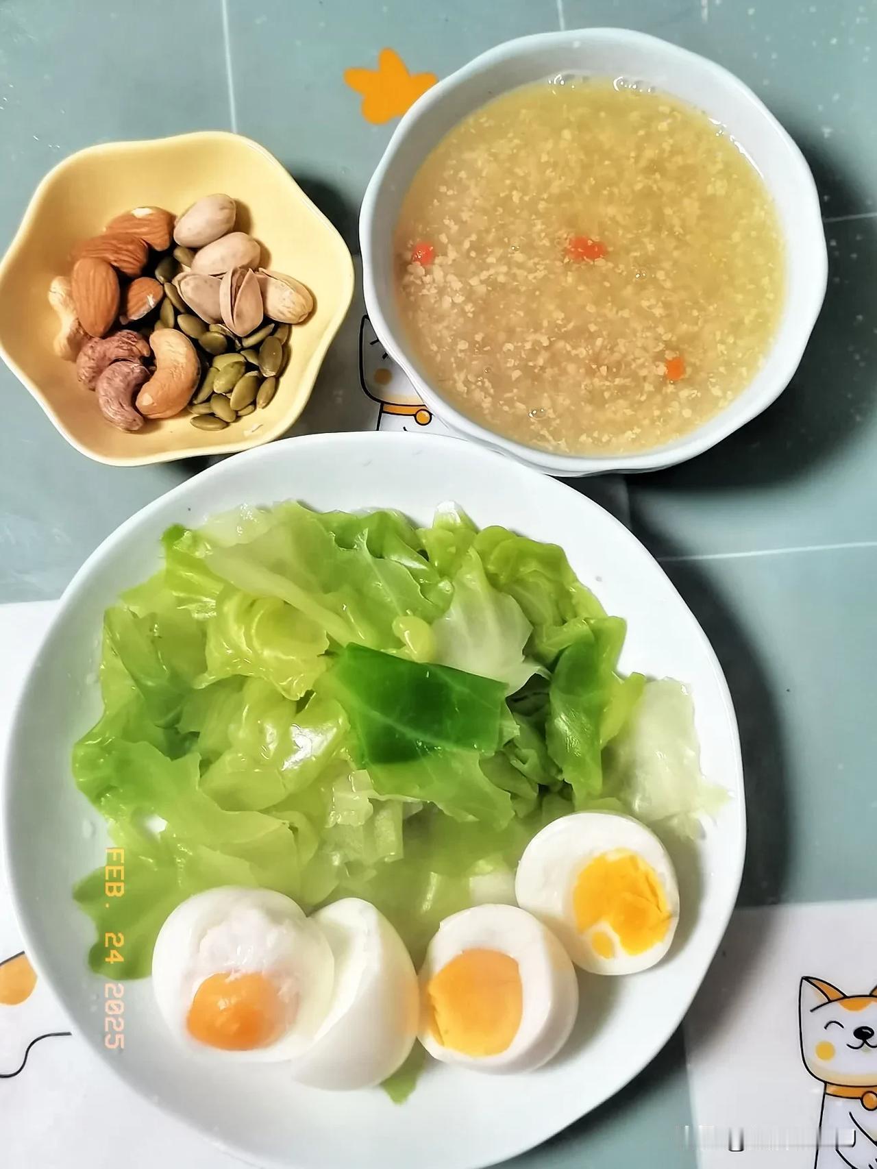 春风送暖之中年女性减脂早餐日记
主食：小麦胚芽
蛋白质：鸡蛋
蔬菜坚果：卷心菜、