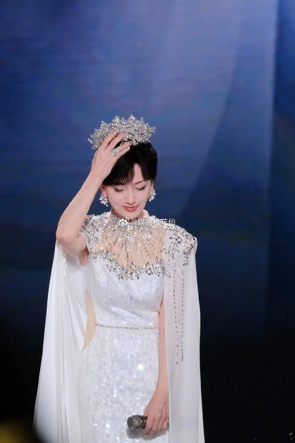 赵雅芝一身白裙梦回白素贞 赵雅芝在2026四川卫视花开天下·国韵新年演唱会上的白