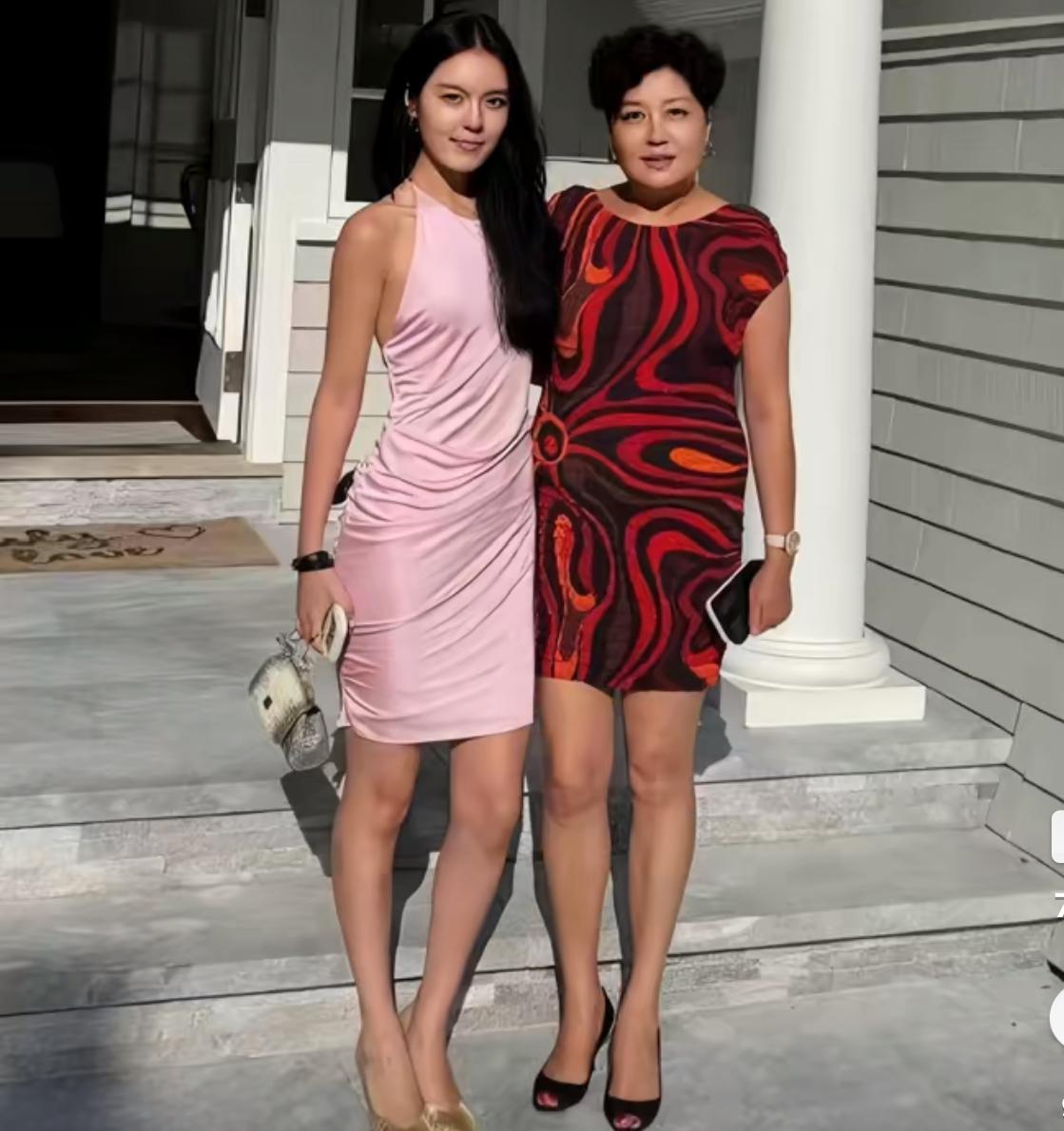 还有人认识他们吗？
是李咏的遗孀哈文和他们的女儿在美国的大房子前合影，
一直奇怪
