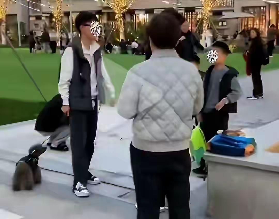 “这下老实了~”上海遛狗掐脖事件最新进展：短发戴眼镜那位其实是女孩，她因寻衅滋事