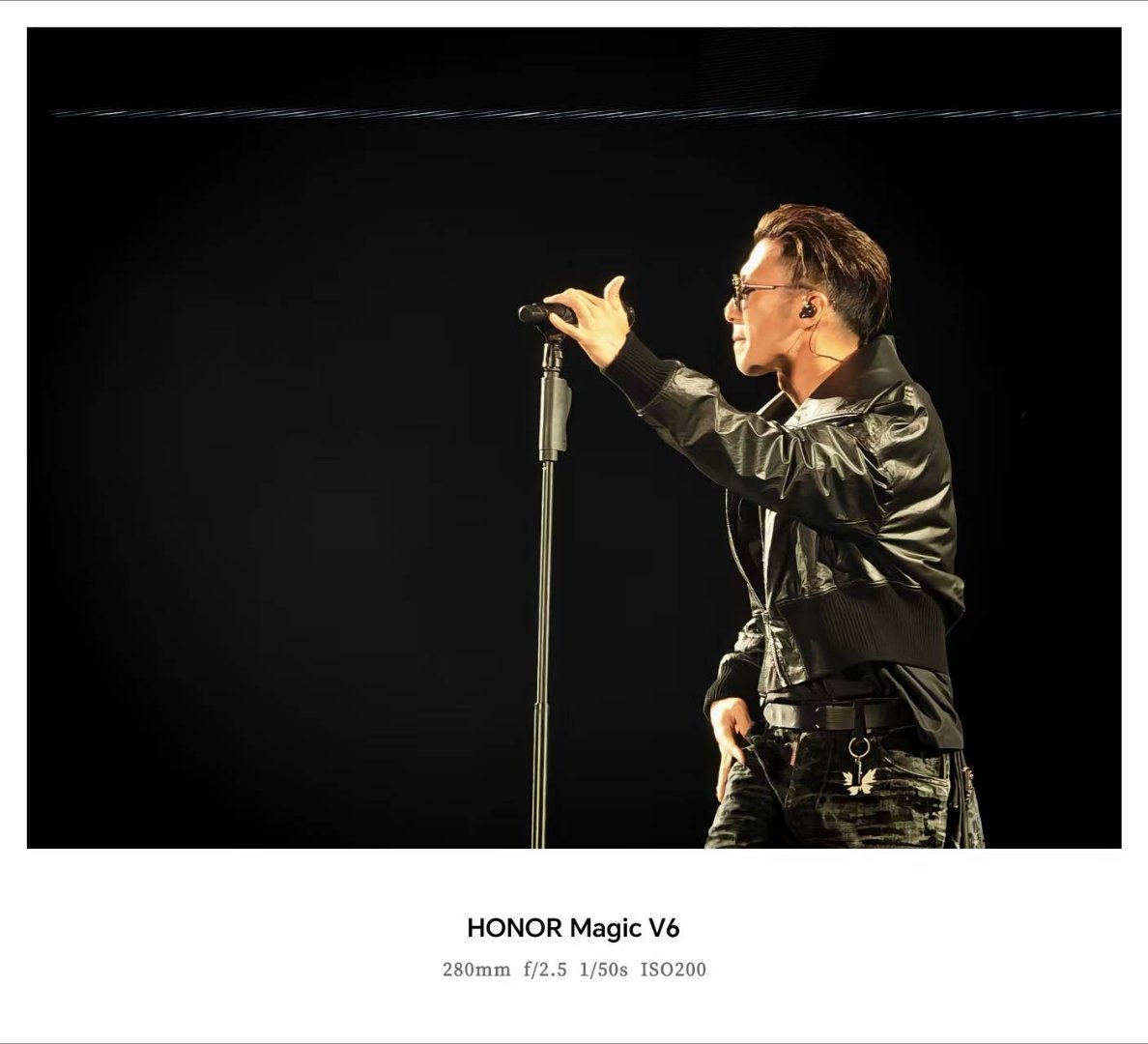 荣耀Magic V6真的是演唱会天选手机！展开大屏能超清楚看舞台实时画面，合上随