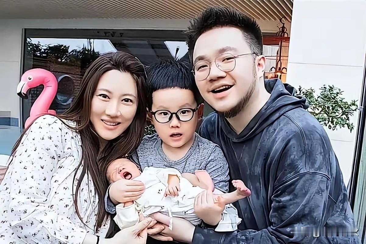 谁说儿子不会共情母亲
巴图就做到了
巴图一直以来都力挺宋丹丹
跟妈妈并肩站在一起