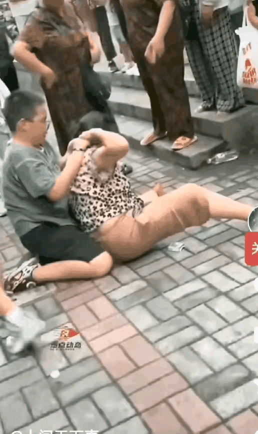 奶奶一个不顺从
就把奶奶当街撂倒，束缚住手臂不让动弹，这样的孩子还能有前途吗？如