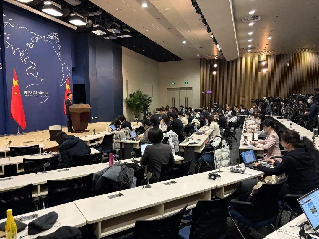 看完上回泰国柬埔寨的和平协议签署现场，我觉得我们还是别掺和了，让他们自己玩吧
