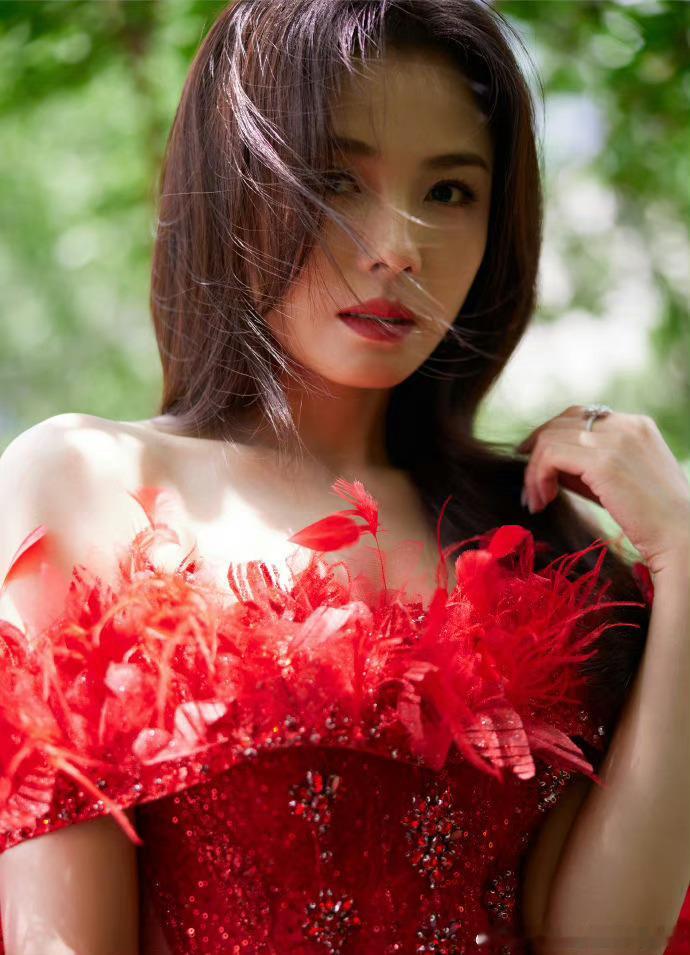 #刘涛红宝石羽毛裙##刘涛掉进莫奈花园里# 莫奈花园里的刘涛，如同一个精灵一般，