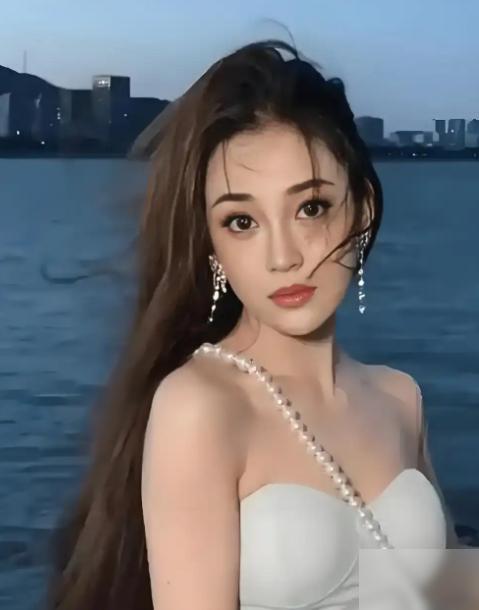 2018年，吴秀波包养了陈昱霖足足7年，之后玩腻了厌倦了，这话听着刺耳，也带着情