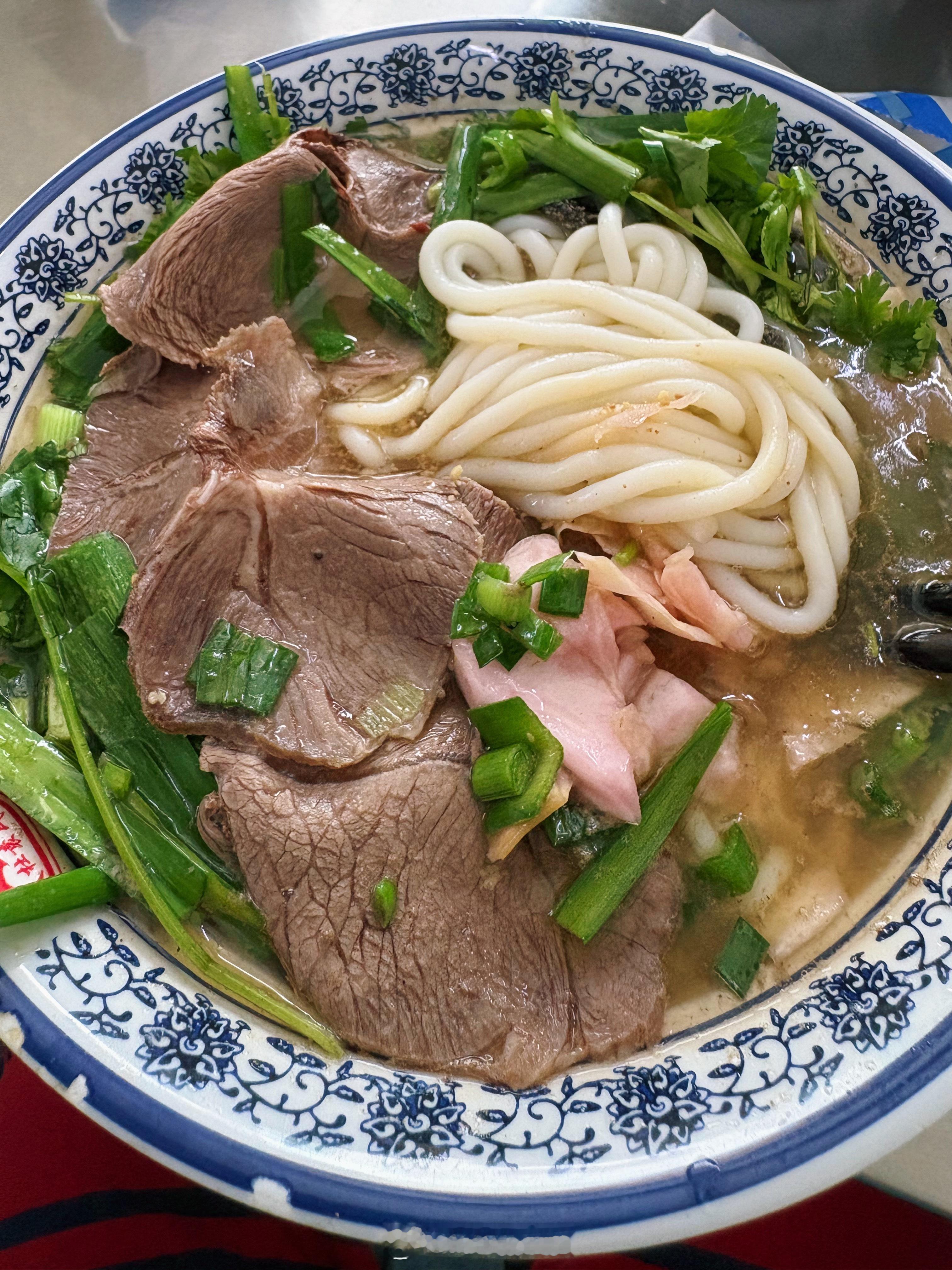 跑步  今天中午带小棉袄和我妈去吃重庆南坪一家天气再热店门口晒着太阳都排队半小时