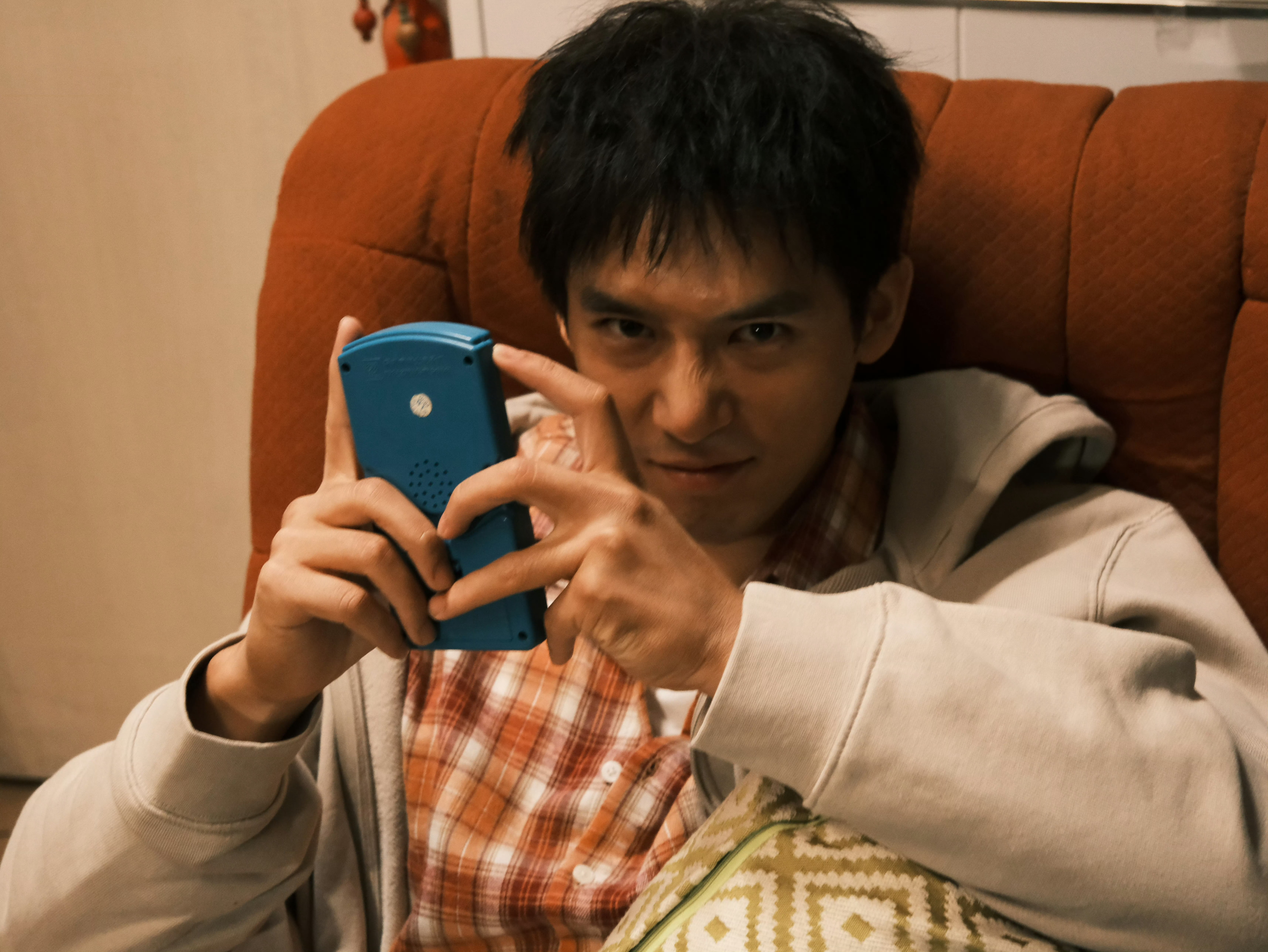 青年演员王安宇 王安宇﻿ 你的每一次微笑，都在我心底激起层层涟漪，却只有我能感知