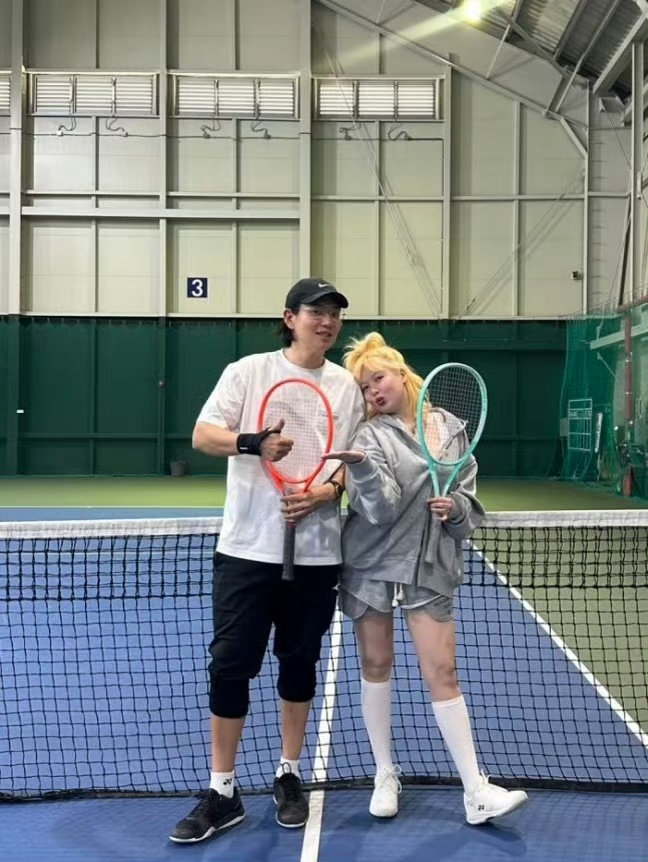 泫雅近照曝光面部浮肿 应该是压力太大了吧，确实有些认不出来了