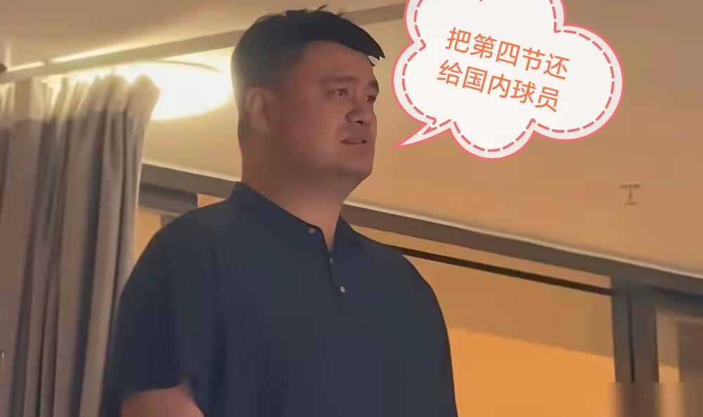热闹是热闹，但是一片片绿叶围着红花……