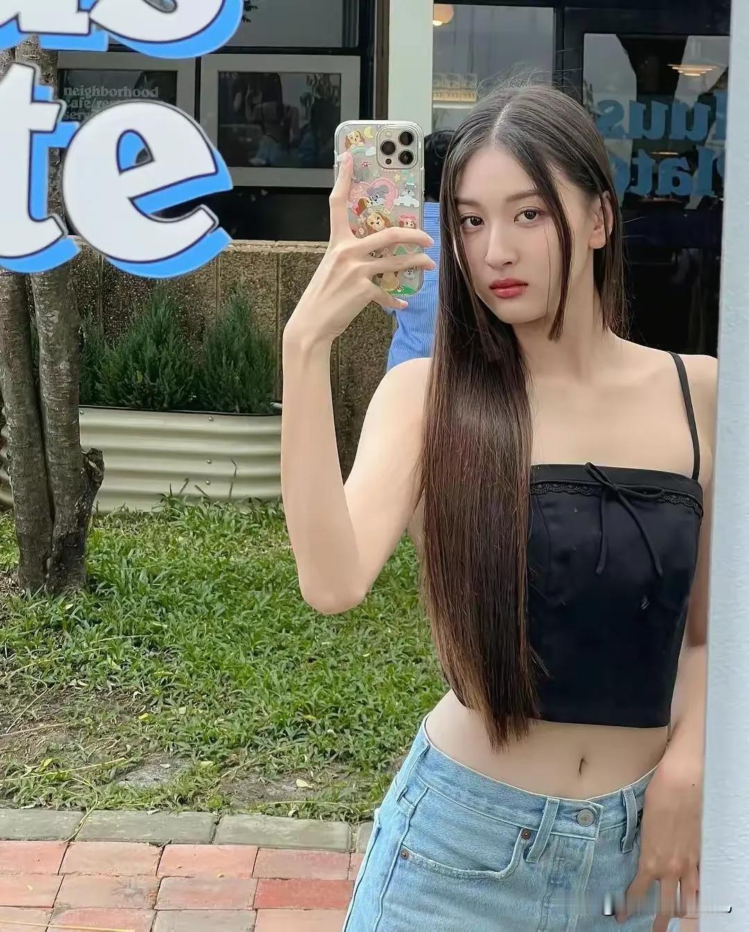 身材火辣美丽女孩，黑色吊带，浅色超短牛仔裤，清纯有气质，还有几位紧身牛仔裤美女相