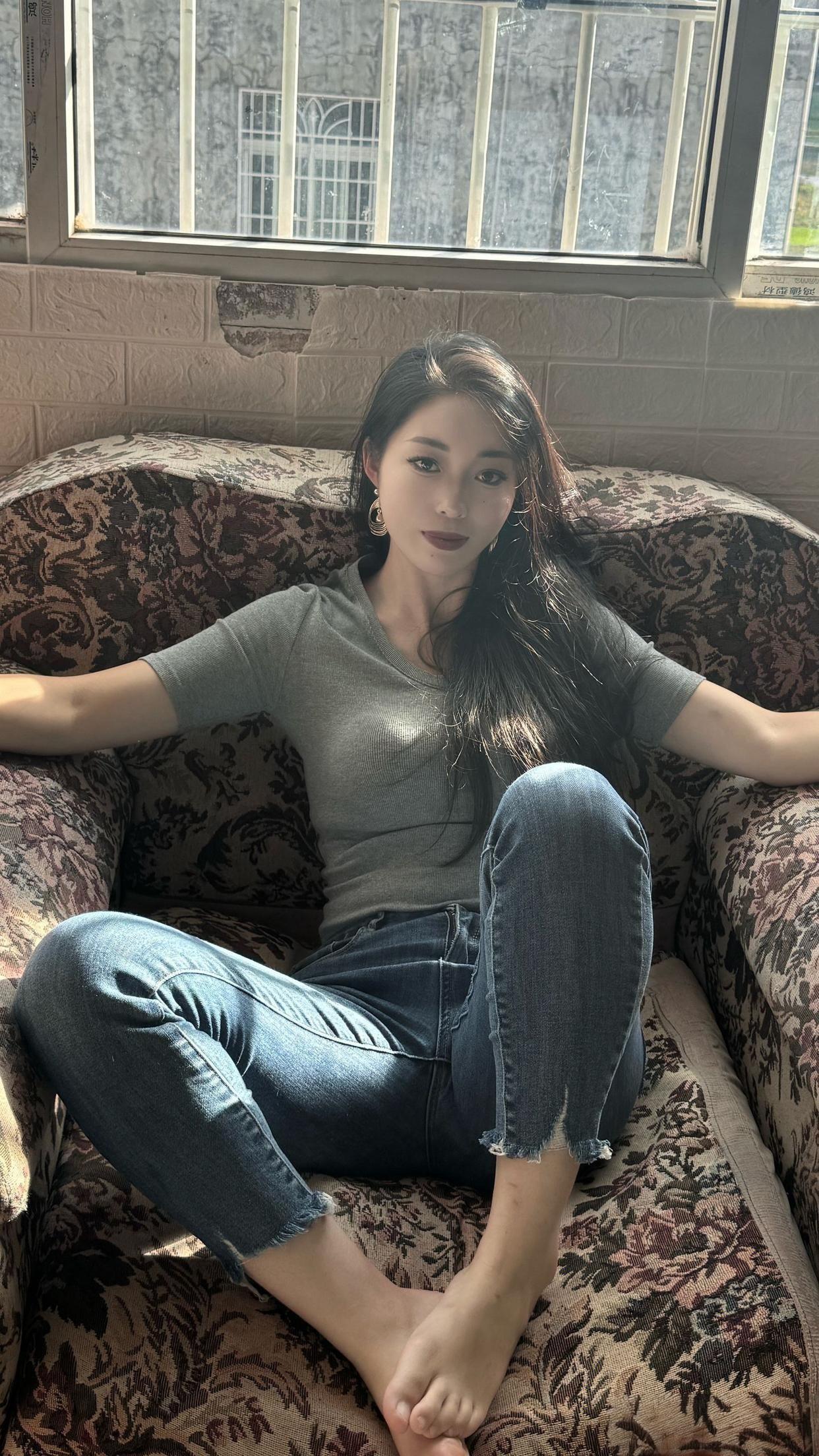 沙发一躺，谁也不爱。
阳光是最好的滤镜，慵懒是最高级的姿态。