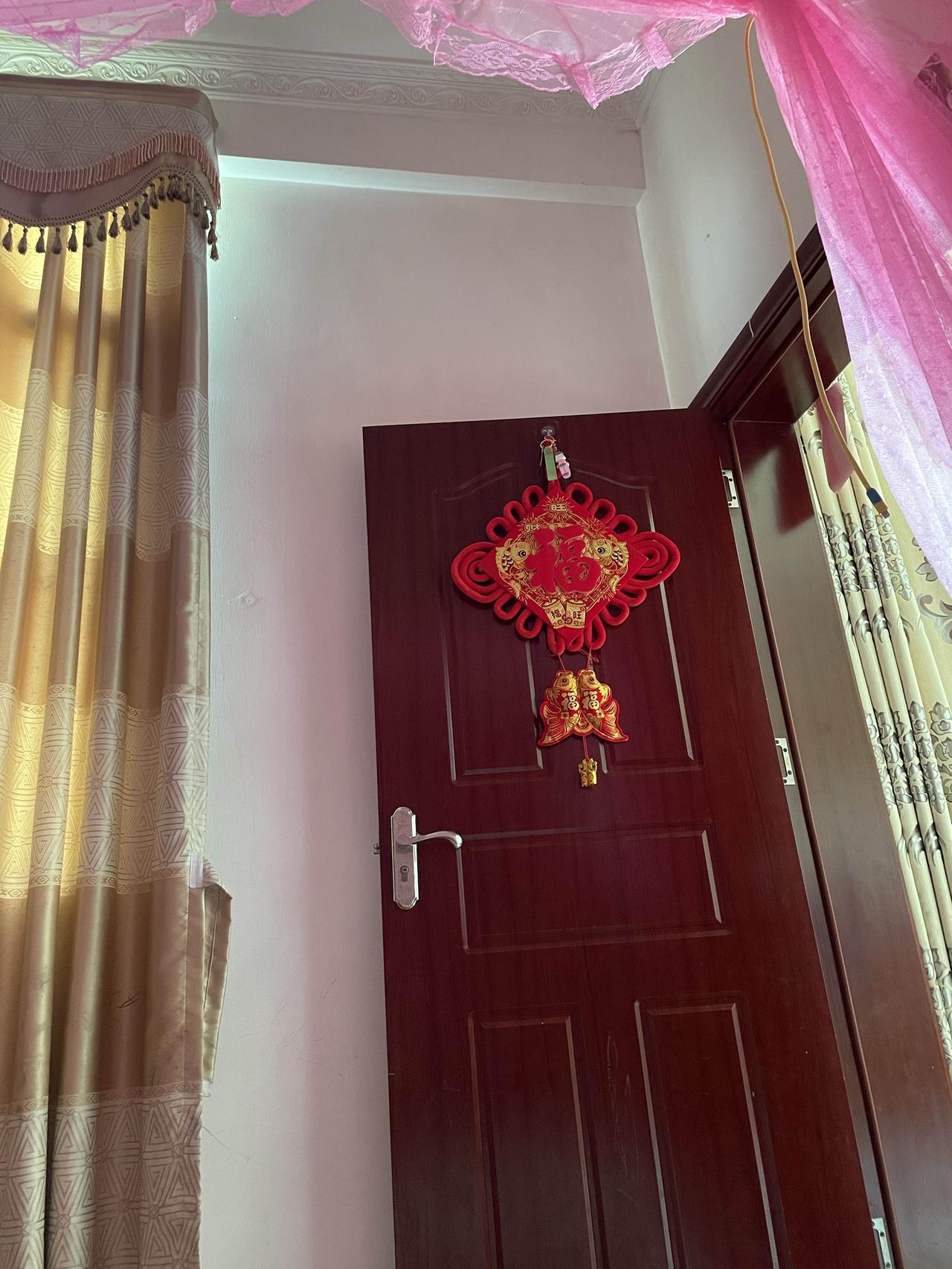 中午吃饭随口问妈存了多少养老钱，她顿了顿说“不能说”，我当时尴尬得只想找地缝钻—