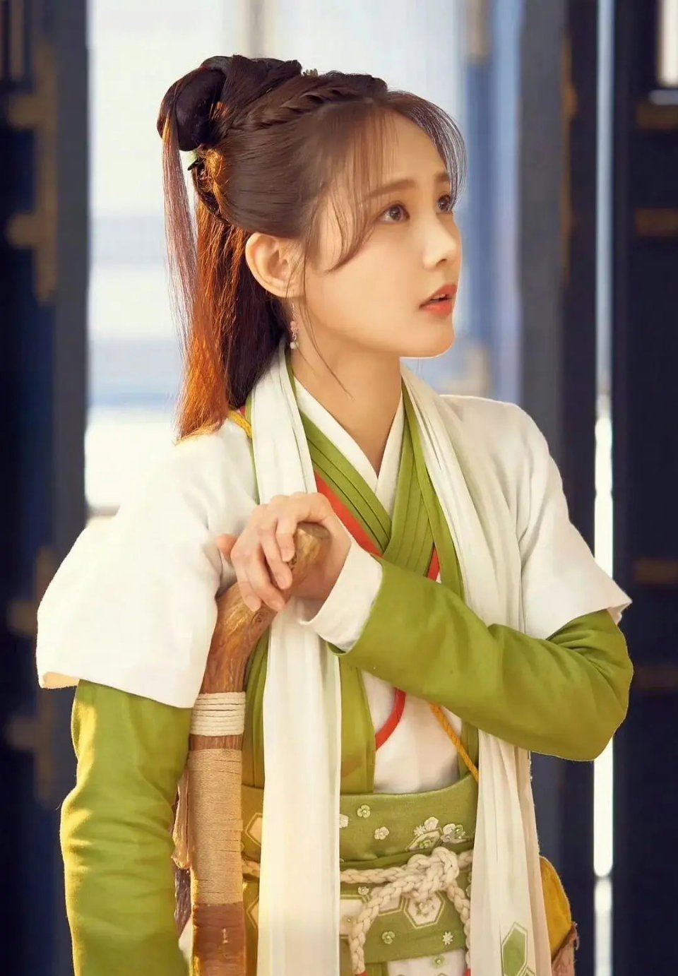 李一桐现在也是半永久妆造吗？感觉都很大同小异