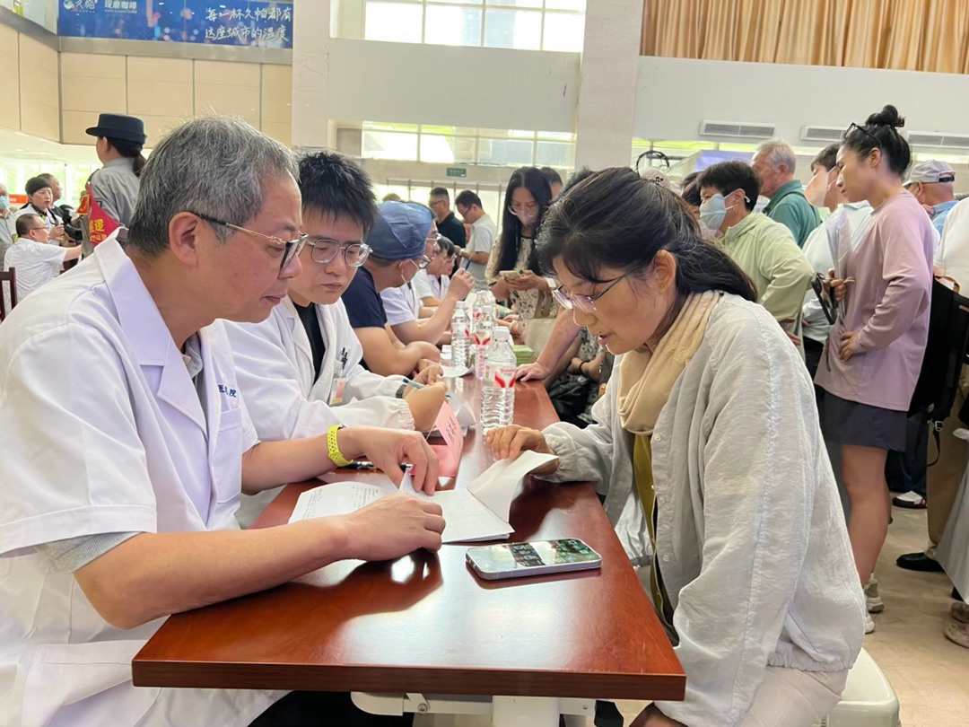 来自上海各家医院的宜兴籍医疗专家，由上海宜兴商会统筹协调、组织安排，在宜兴市中医
