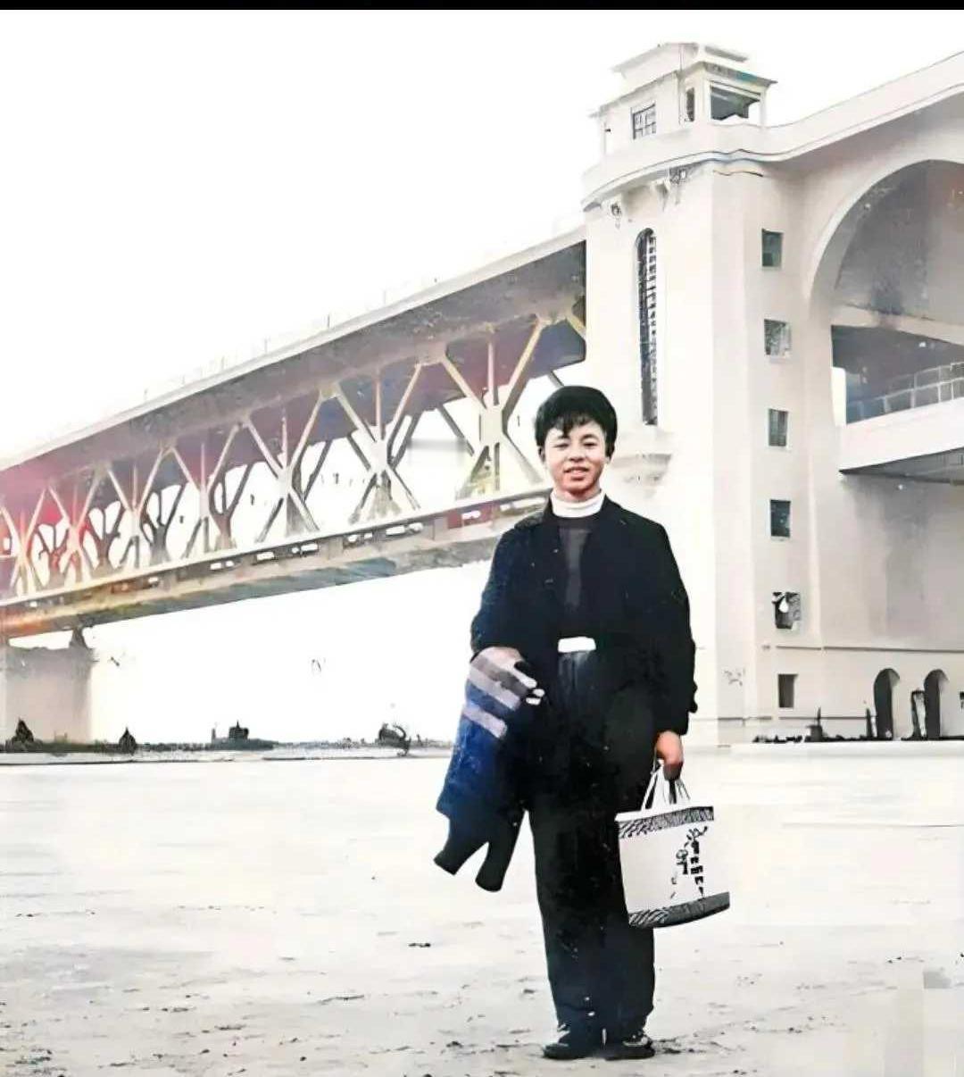 1958年，雷锋在武汉长江大桥留下的珍贵照片，这是他的真实容貌