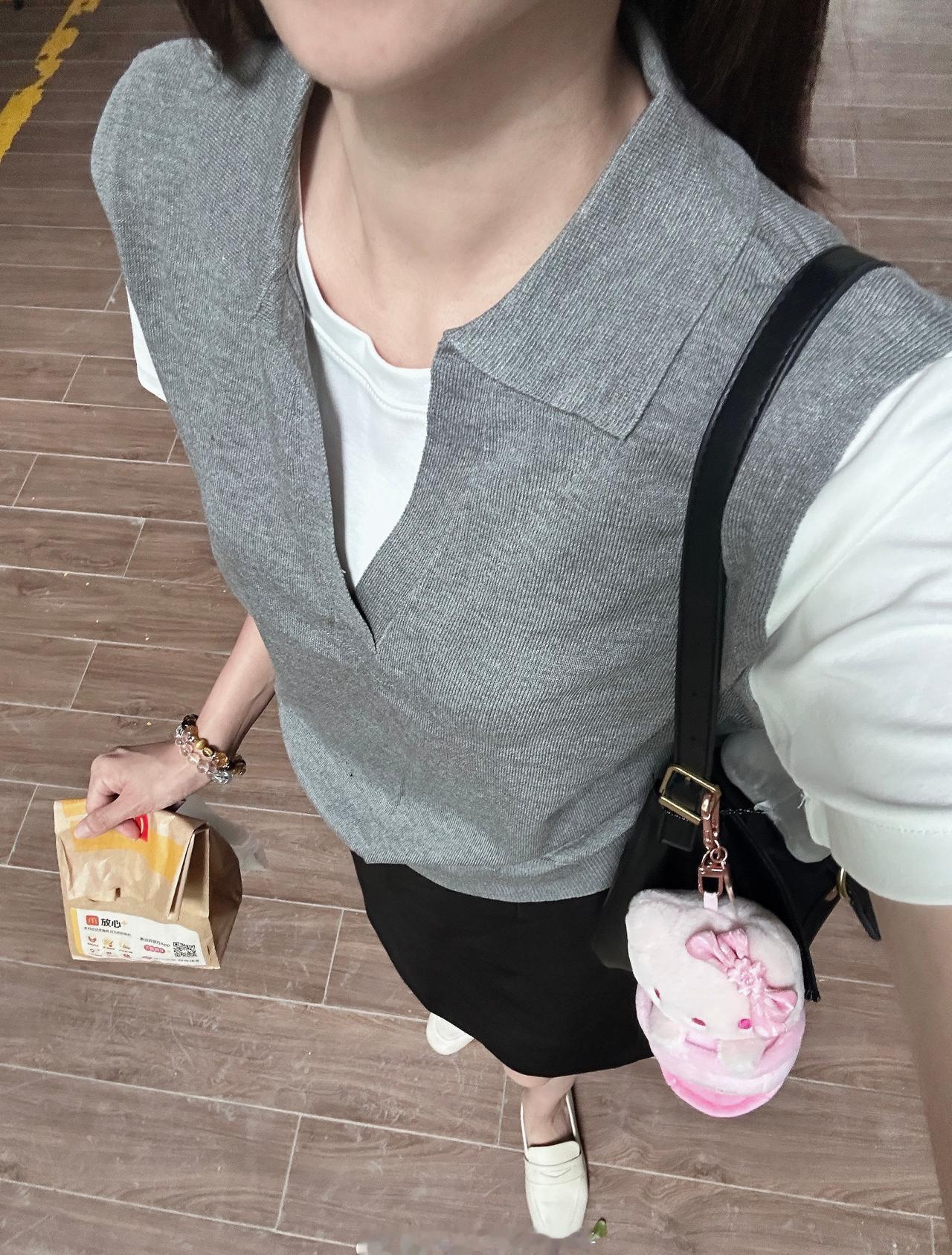 今天穿穿假两件，真的是假两件哈哈
很适合现在的天气
蛮舒服的又有层次感，很nic