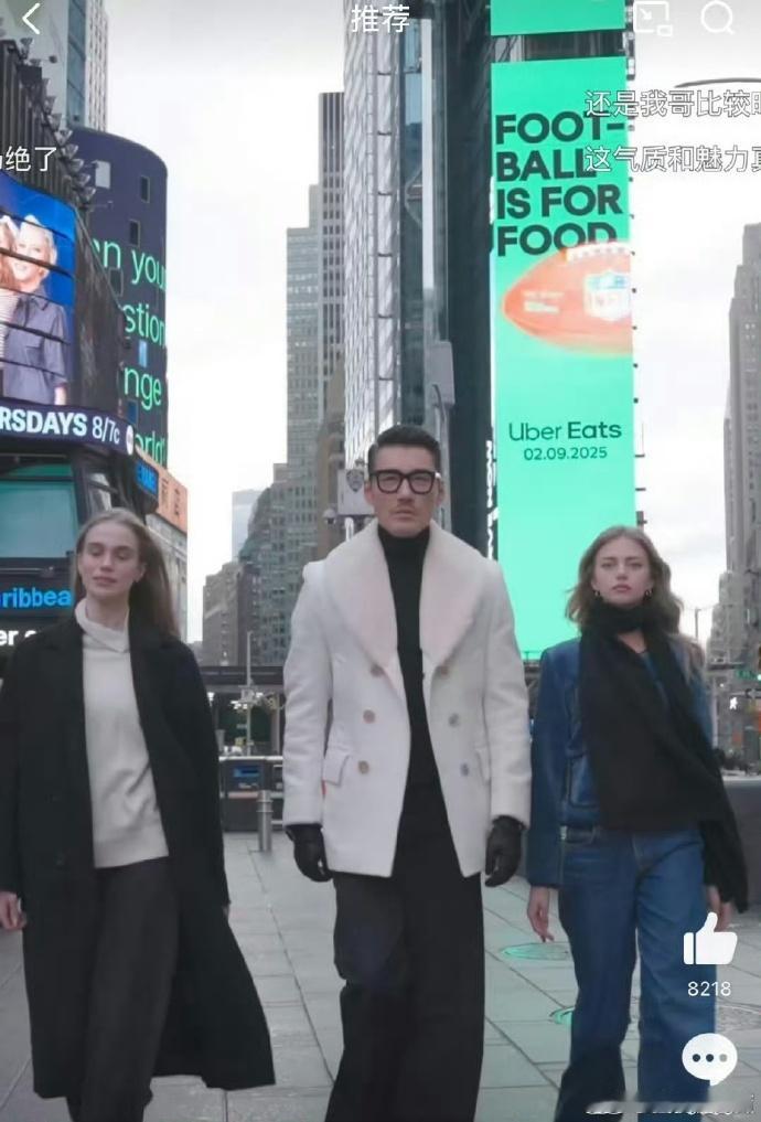 胡兵纽约时代广场走秀 胡兵在纽约时代广场走秀，轻松拿捏全场！他的时尚感和表现力，