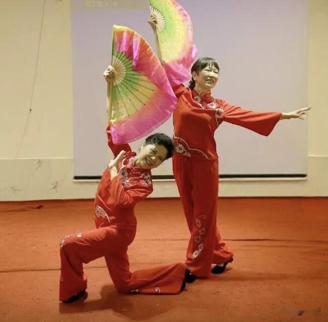 翻出多年前株洲市摄协年会上，我和凌芳跳秧歌舞的两张旧照，贴图留个念想。﻿﻿老照片