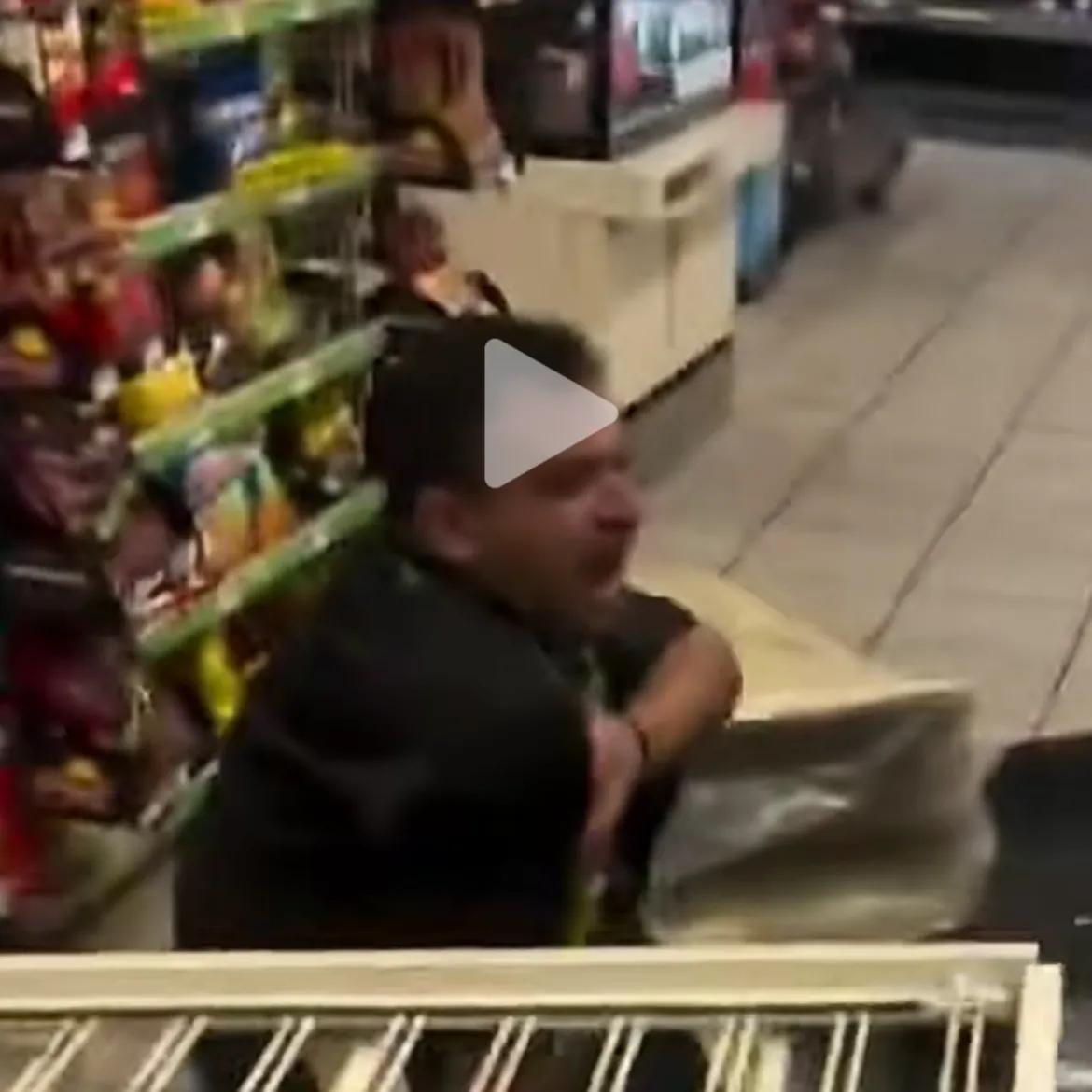 美国一便利店遭蒙面暴徒“快闪式”洗劫，店员持棍奋力驱赶遭偷袭，摔在地上痛苦大叫！