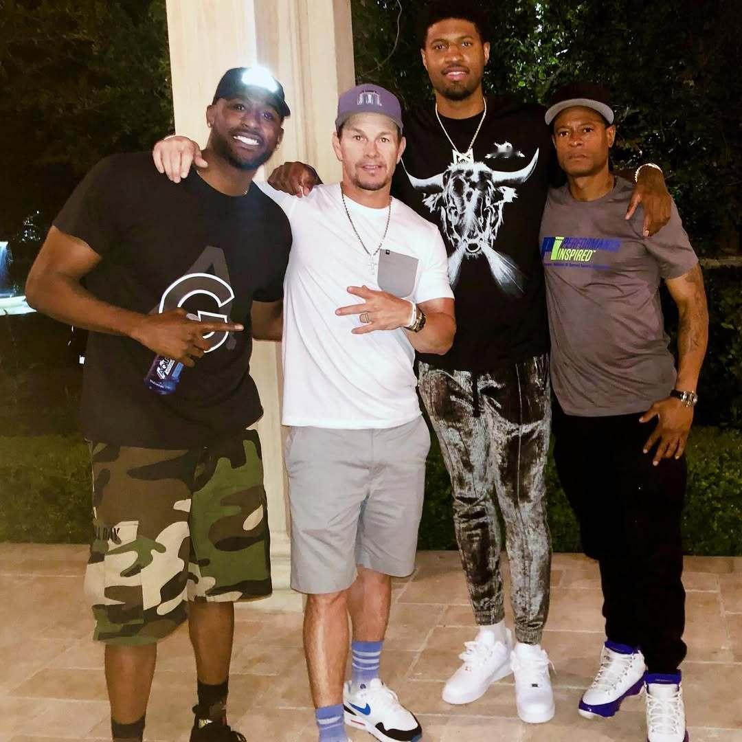 泡椒播客主持人杰基·朗生日，好友分享与其和泡椒的旧合照并送上生日祝福！[爱你]费