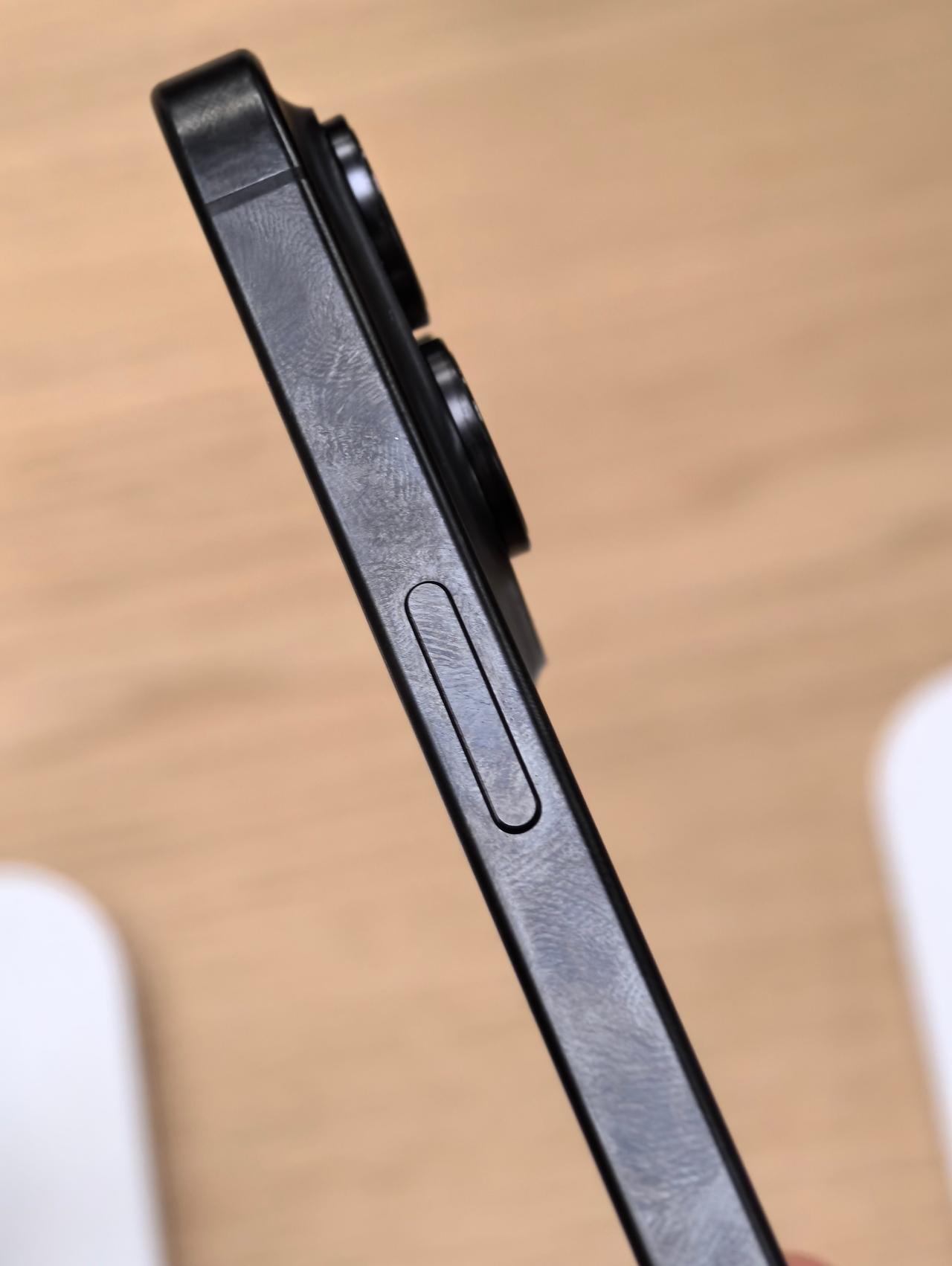 有网友发现苹果店里iPhone 15 Pro展示机的边框简直是指纹收集器，而且有