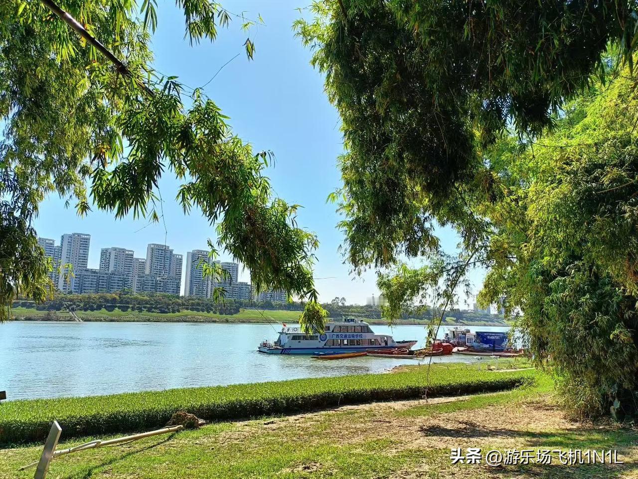 随手一张天空照下午江边散步随手拍的一张图片