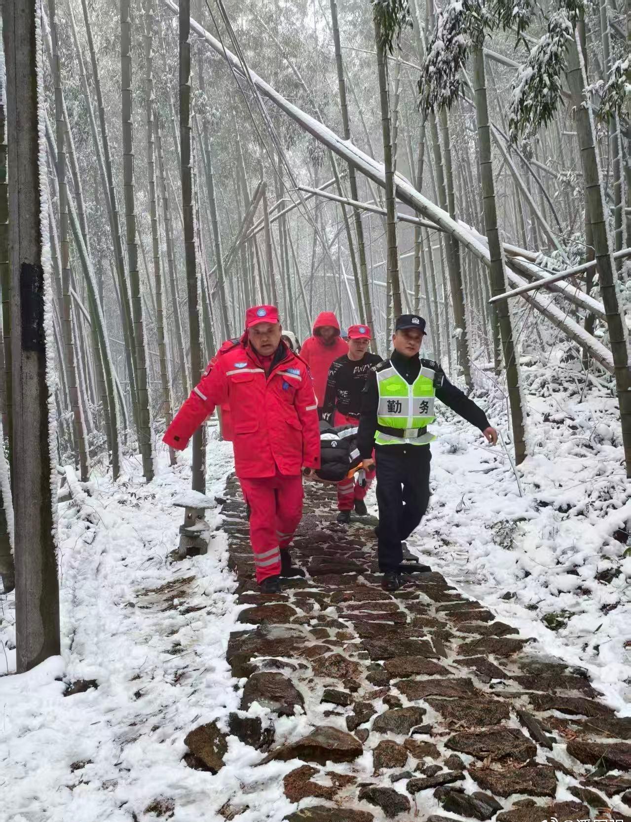 雪暖古道！临安公交司机休息日化身救援队，紧急救助骨折游客临安正能量迹痕点点 

