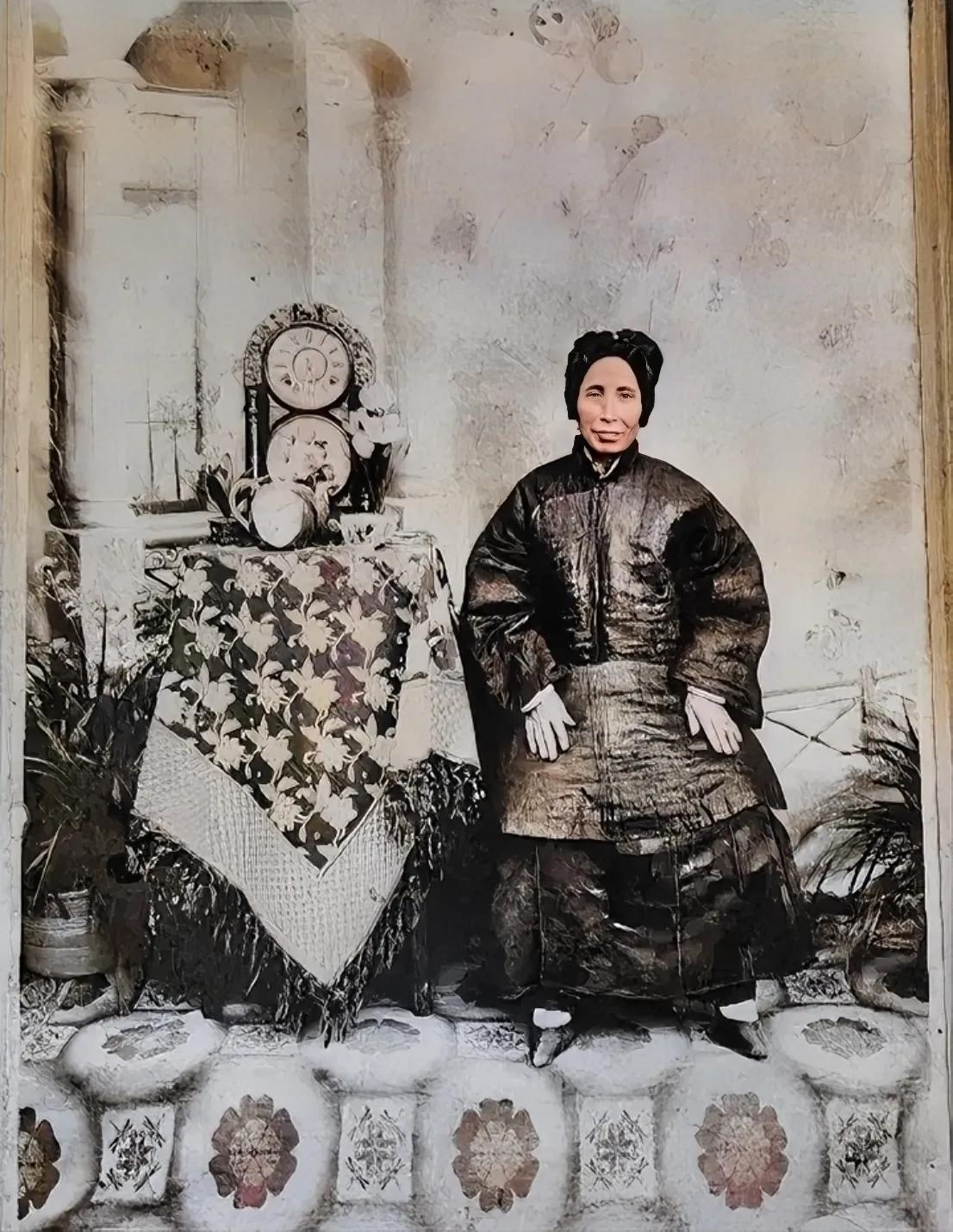 1946年，一位小脚的“地主婆”，留下了这一张照片，镜头中的她坐在自家的中堂，双
