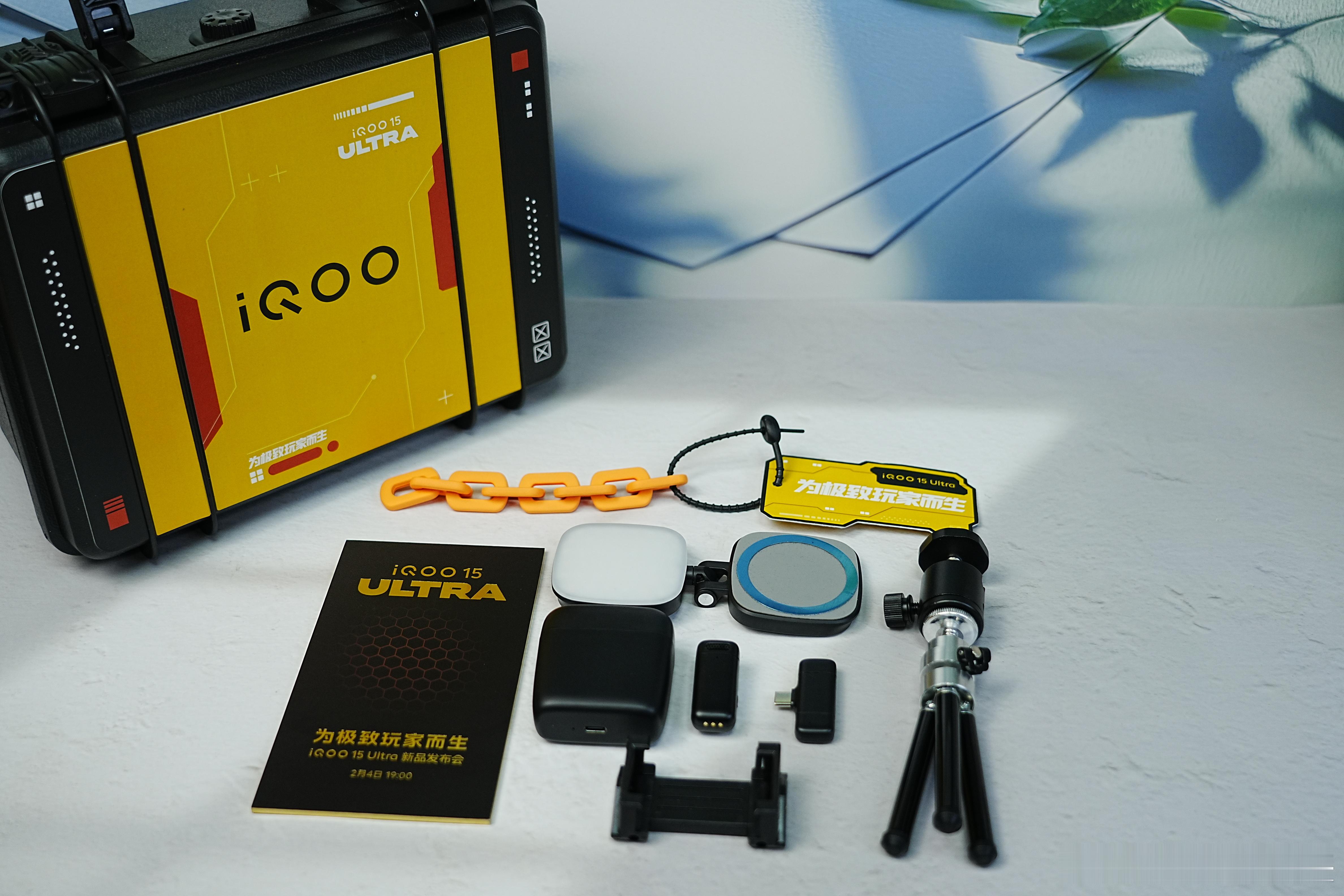 这次发布会邀请函的手机支架+无线麦克风+磁吸补光灯的直播套件，深得我心，我又想做