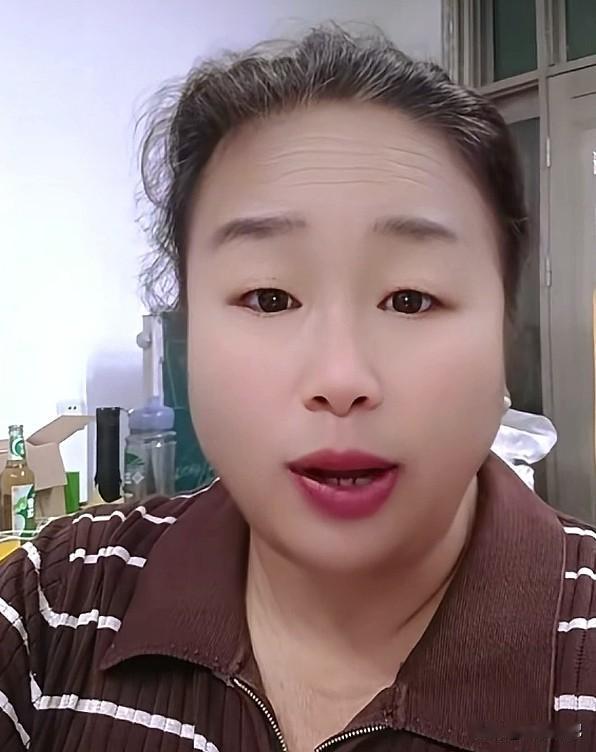 林丽离开了砀山，厉怀远邻居婶婶又开心出来唱戏剧了，因为她现在已经有接班人了，不愁