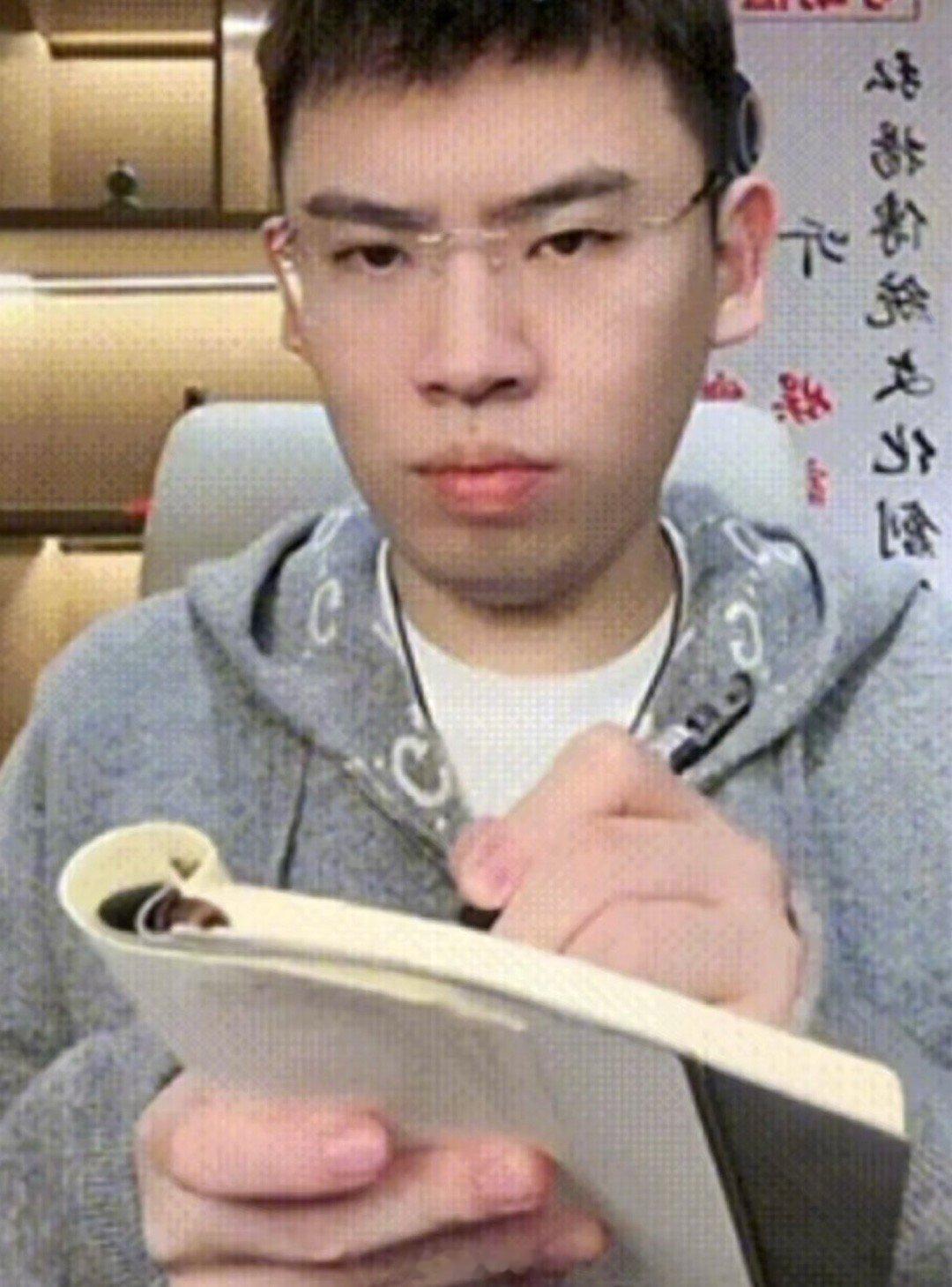 情侣偶遇鹿晗被大声嘱咐戴头盔记📝和朋友骑车出门就能偶遇鹿晗 ​​​