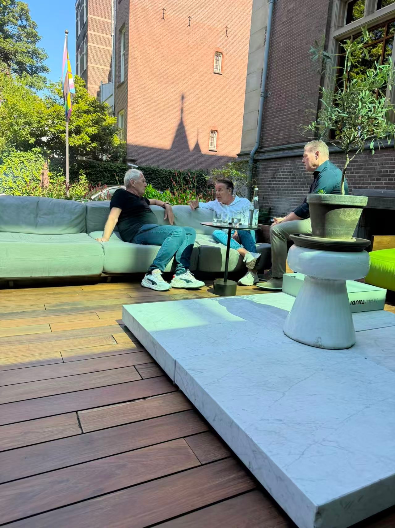 Erik：📸 今天在阿姆斯特丹目击：马克斯·维斯塔潘的经纪人雷蒙德·维尔缪伦和