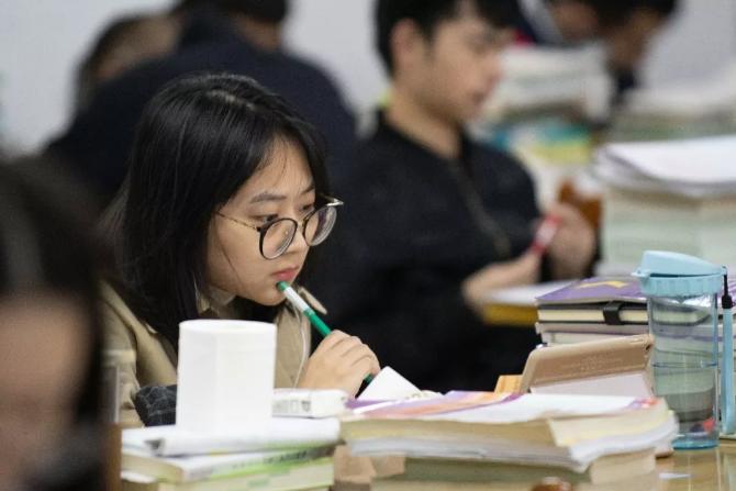 我认为支持，理由有以下几点：
1、现在很多孩子的父母在外地务工，给孩子配上电话手