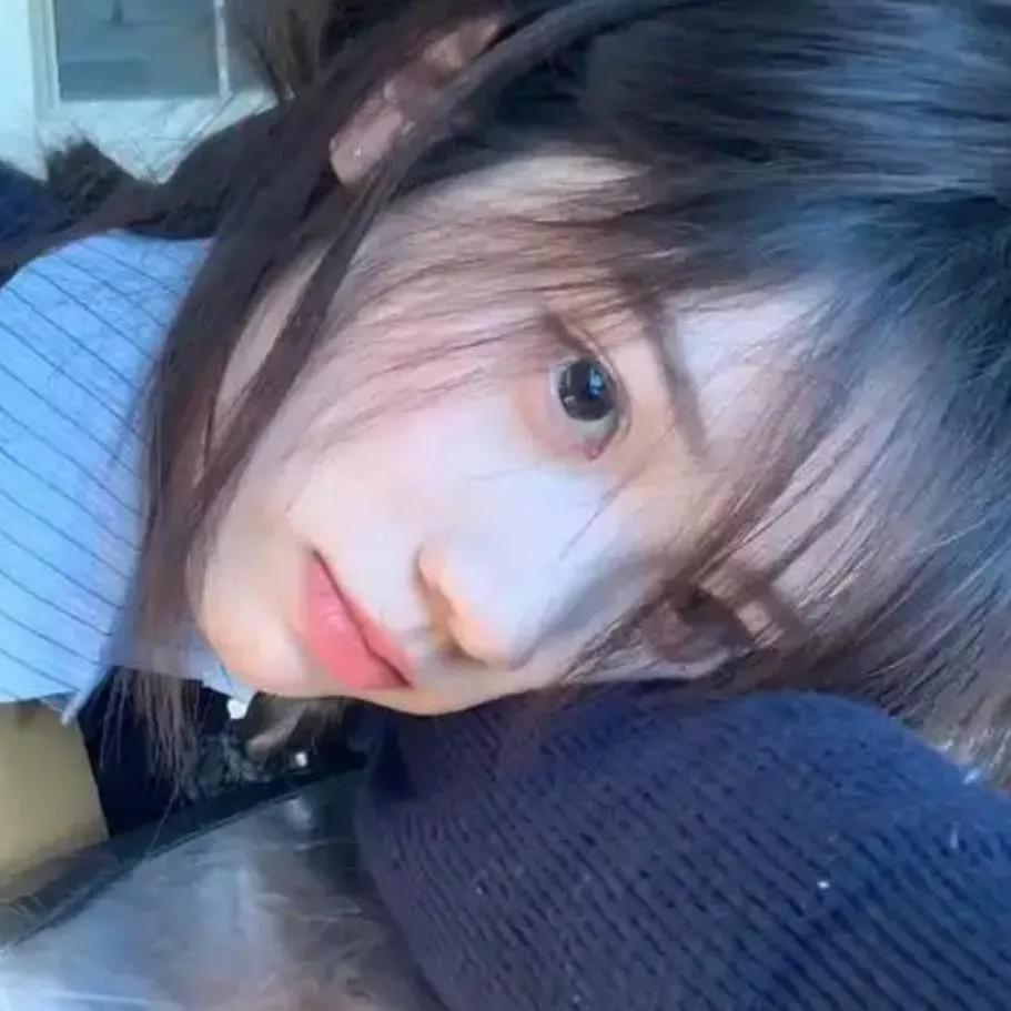 慵懒的午后，温柔与光影交织的瞬间