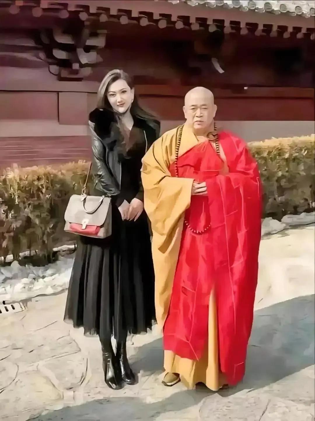 释永信与女香客合影的画面，给人一种强烈的违和感。

女香客浓妆艳抹，服饰摩登，背