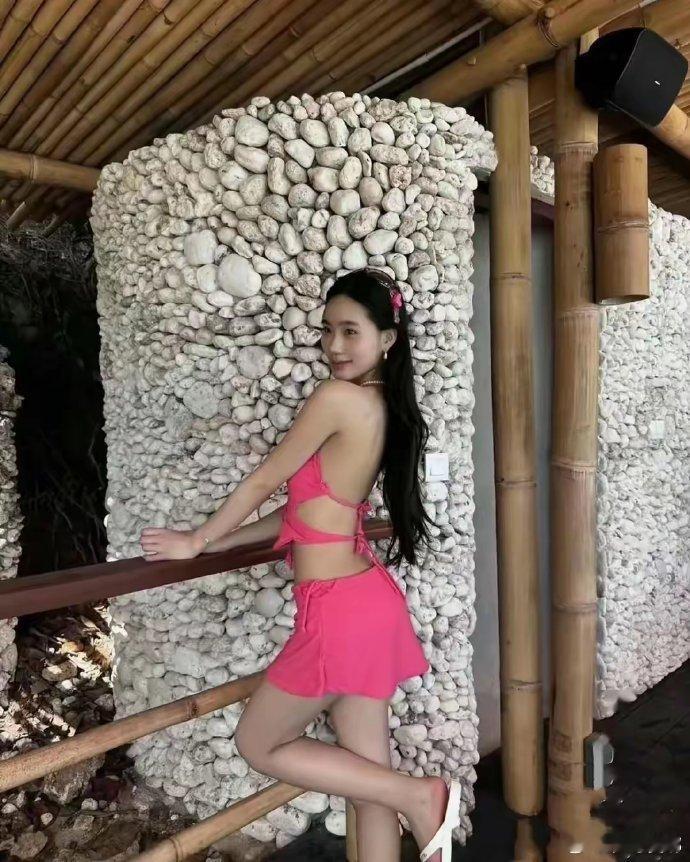 小S二女儿许韶恩站姿永远是后臀屁股翘起来，是跟妈妈学的吗？ ​​​