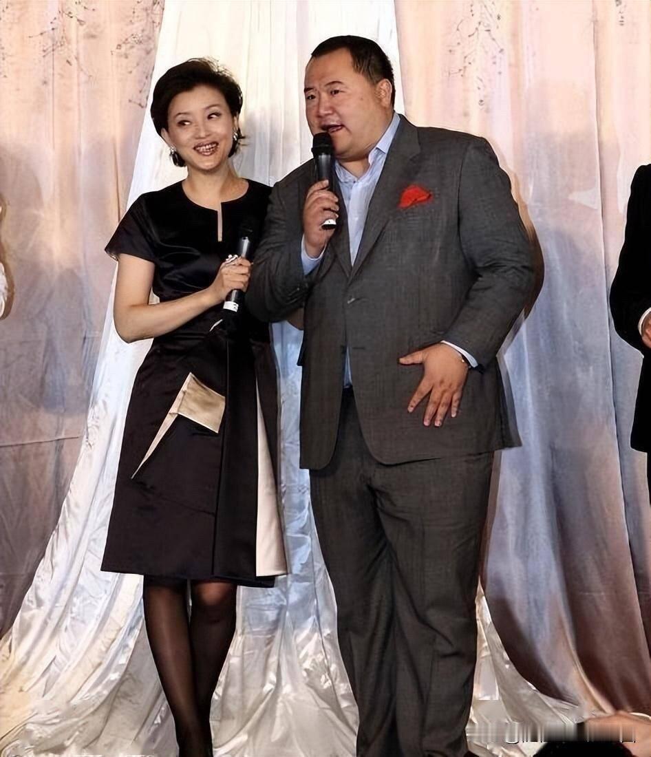 从杨澜的笑容和状态，就可以看出她嫁给了爱情，满眼都是吴征。一边认真听吴征发言，一