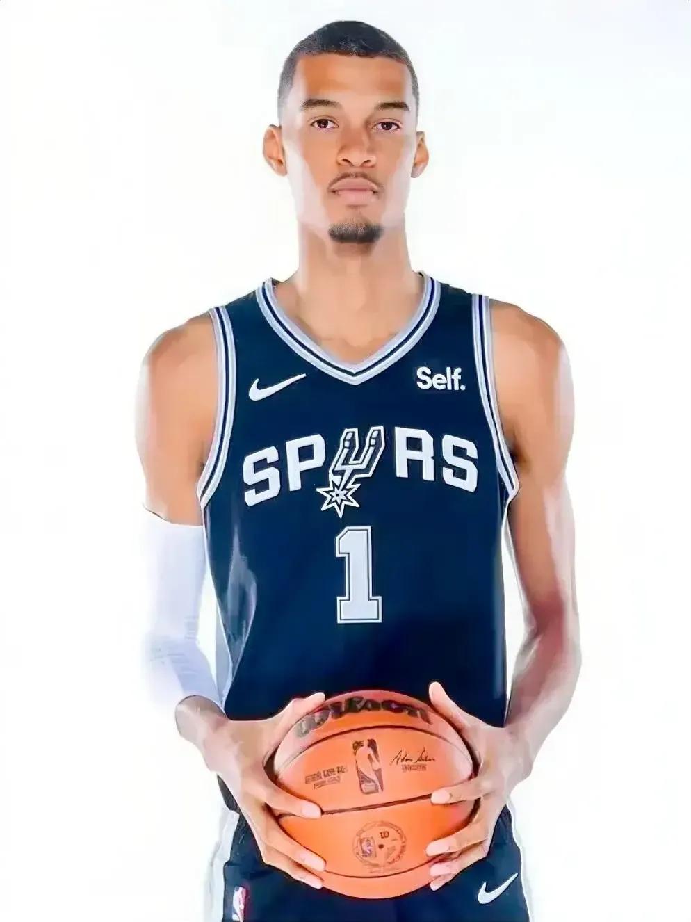 三年之后，统治NBA的球员是以下这10位：

1、维克托-文班亚马
2、安东尼-