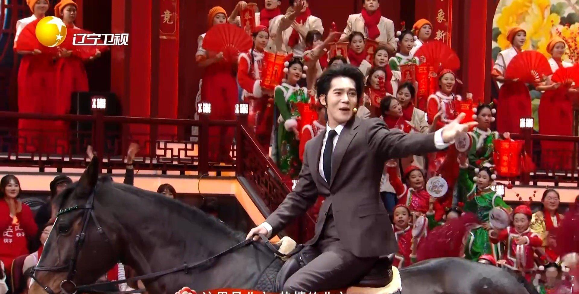 于适策真马登场，开场《骏马奔腾》尽显北国豪情！辽宁春晚尽显北方豪迈辽宁春晚