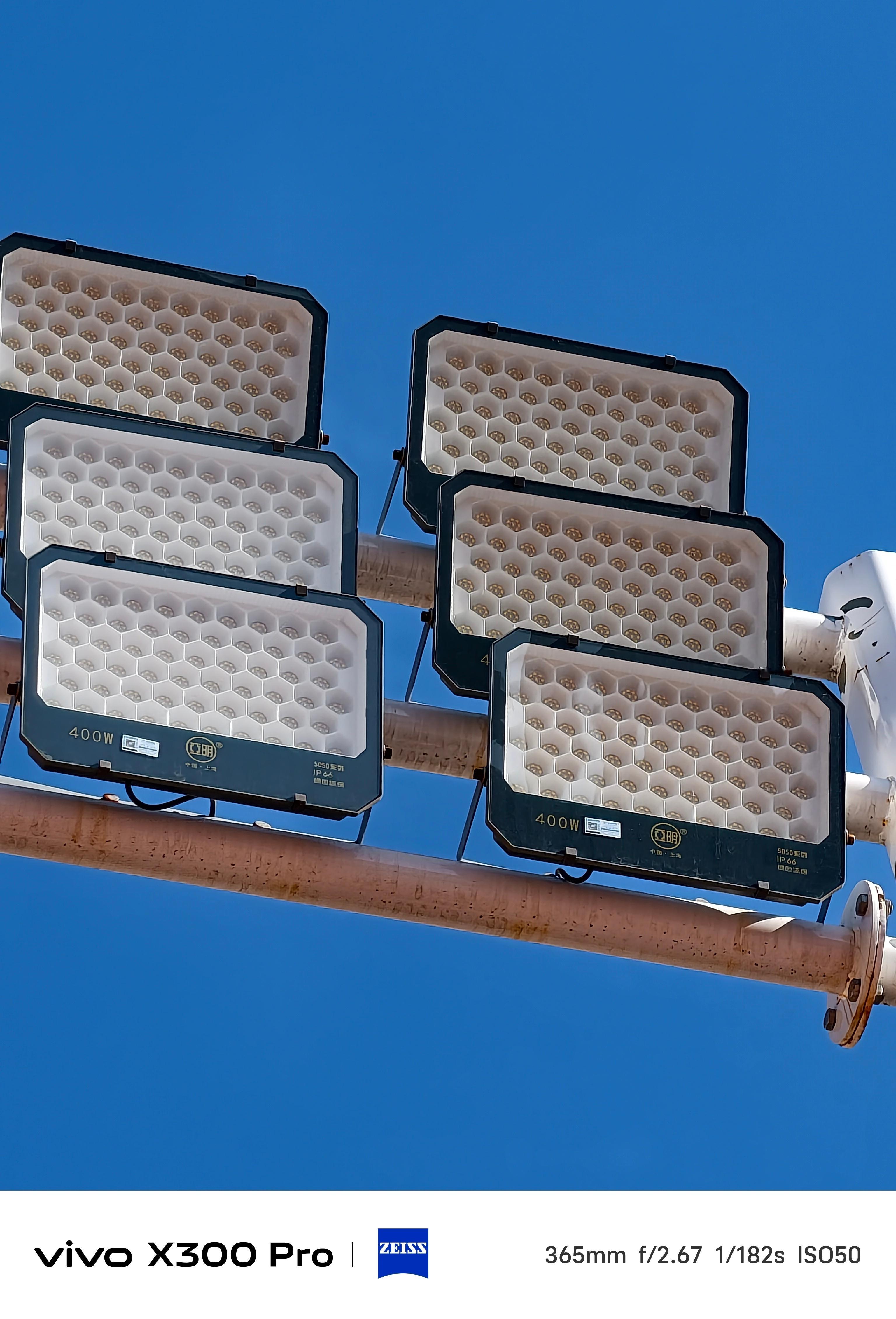 默认下，光影很立体，不过AI味道很强。原生光影开启之后，拍摄物体的对比度恢复到接